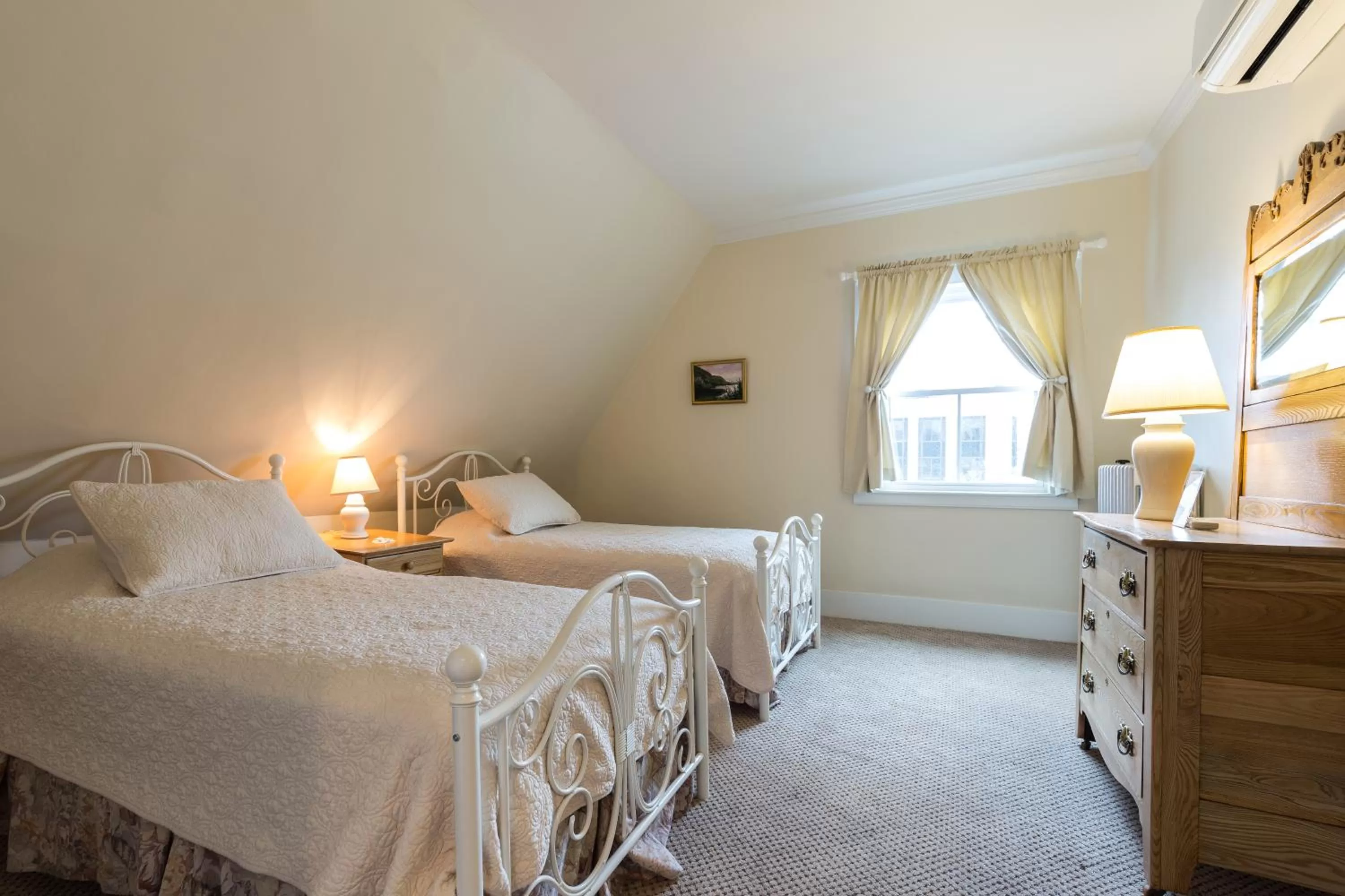 Bed in The Salem Inn