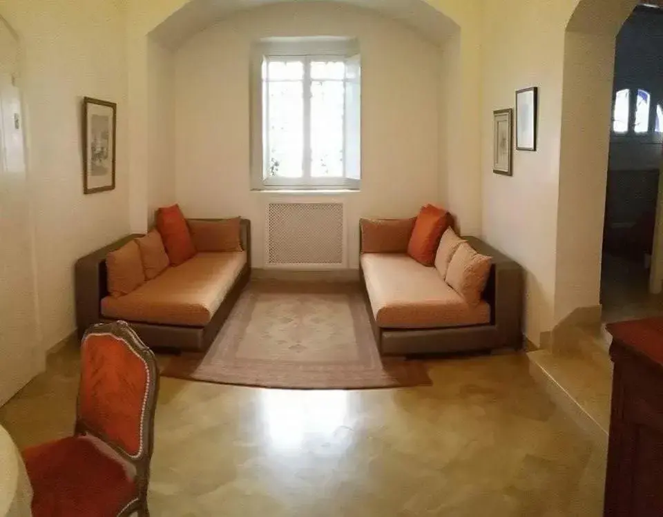 Bedroom, Seating Area in La Villa Bleue