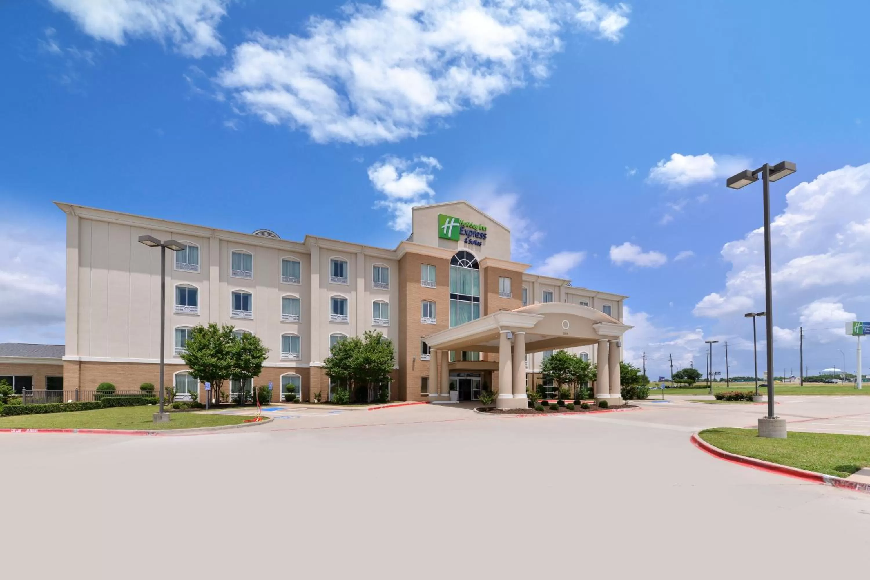 Property building in Holiday Inn Express Hotel & Suites Sherman Highway 75 by IHG