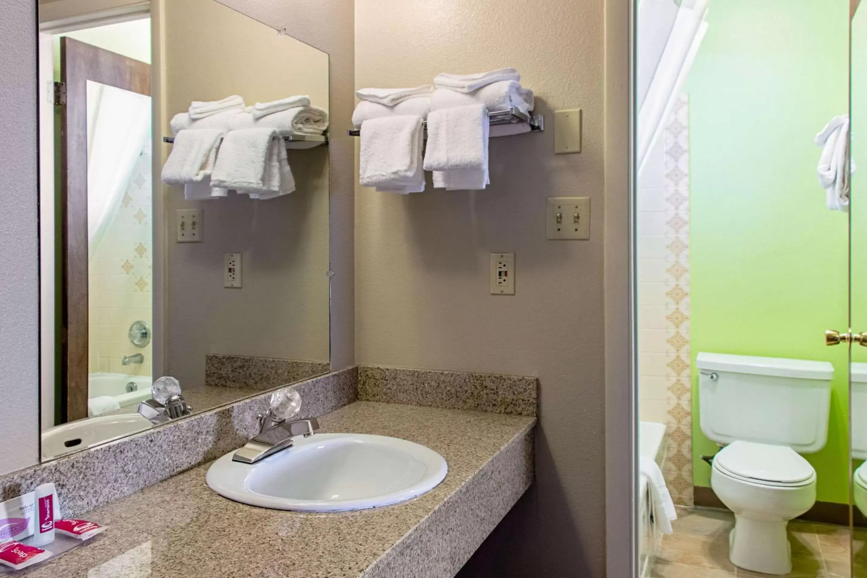 Photo of the whole room, Bathroom in Econo Lodge Cortez Mesa Verde