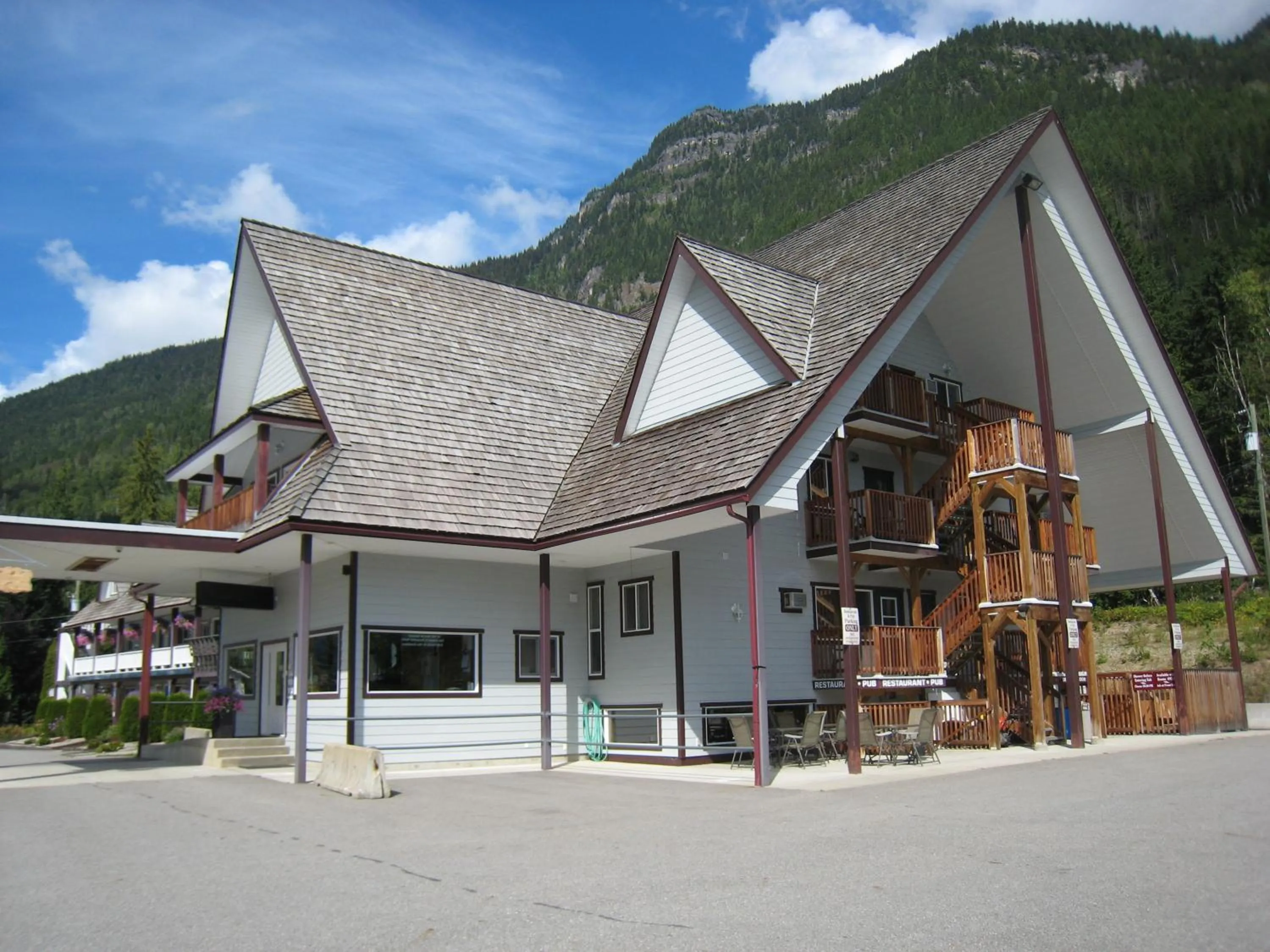 Facade/entrance in Peaks Lodge