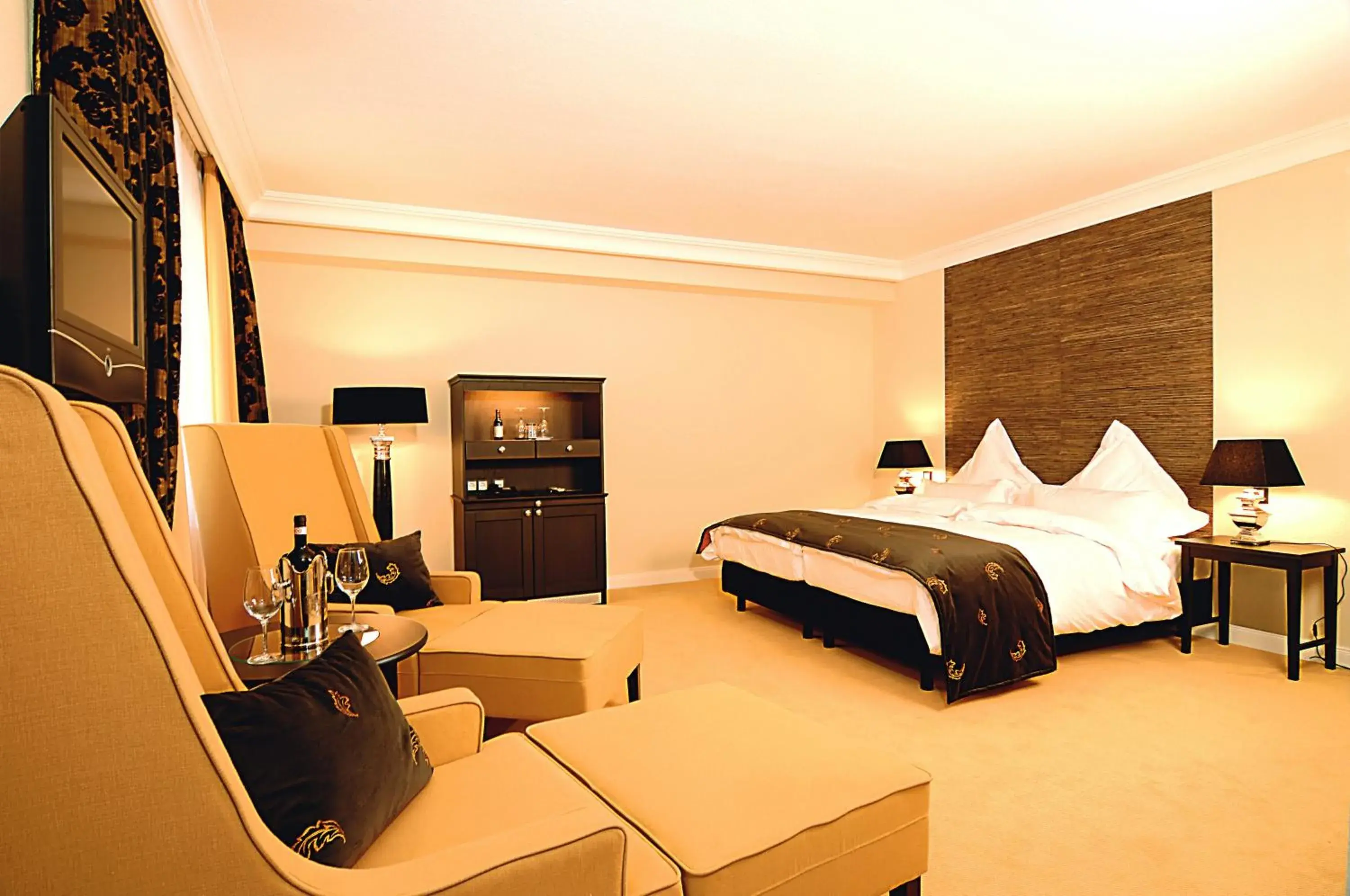 Business King Size Double Room in Hotel Business & More Business King Size Double Room in Hotel Business & More