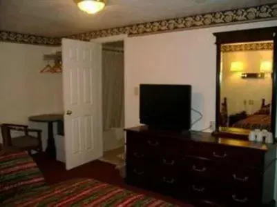 TV and multimedia, TV/Entertainment Center in Passport Inn & Suites Chaplin