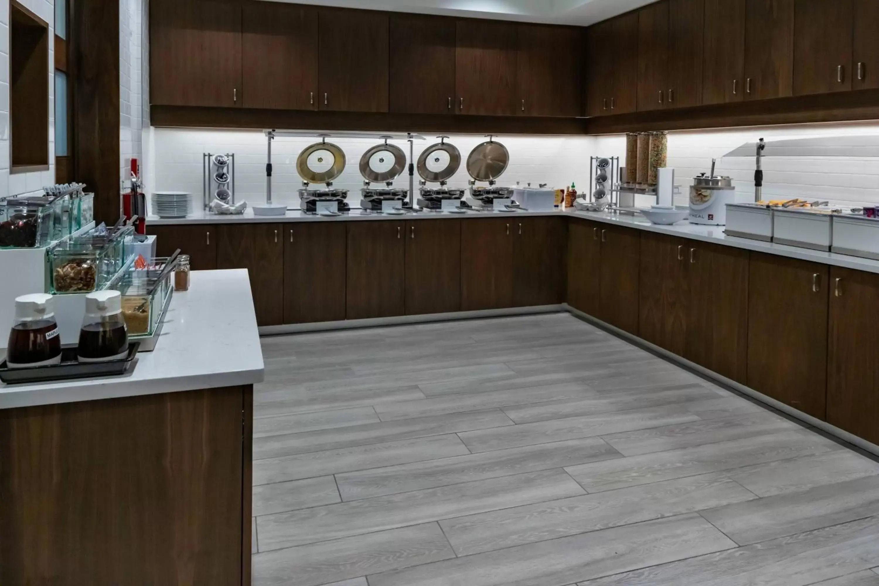 Breakfast, Kitchen/Kitchenette in Residence Inn Franklin Berry Farms