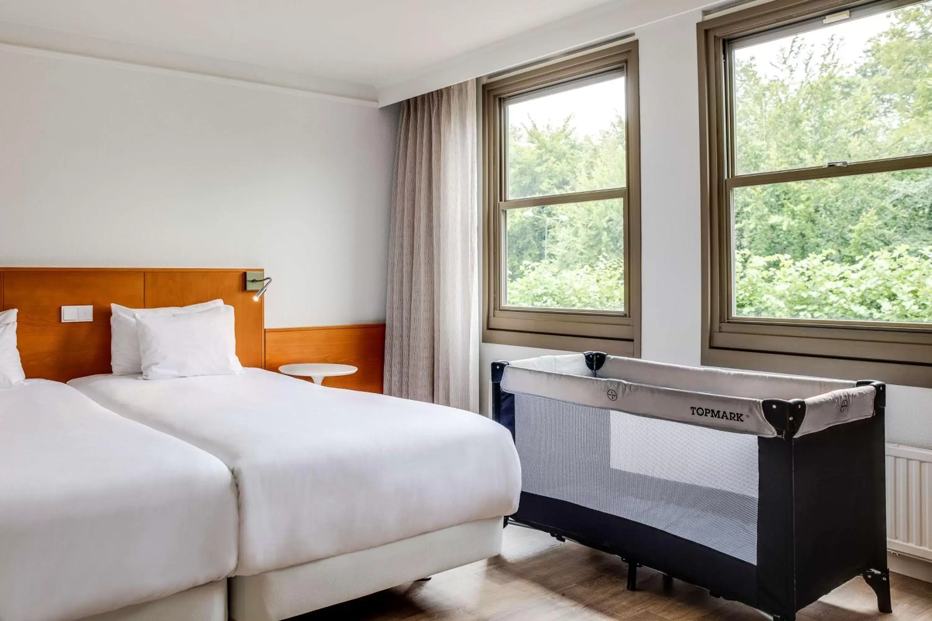 Photo of the whole room, Bed in NH Bussum Jan Tabak