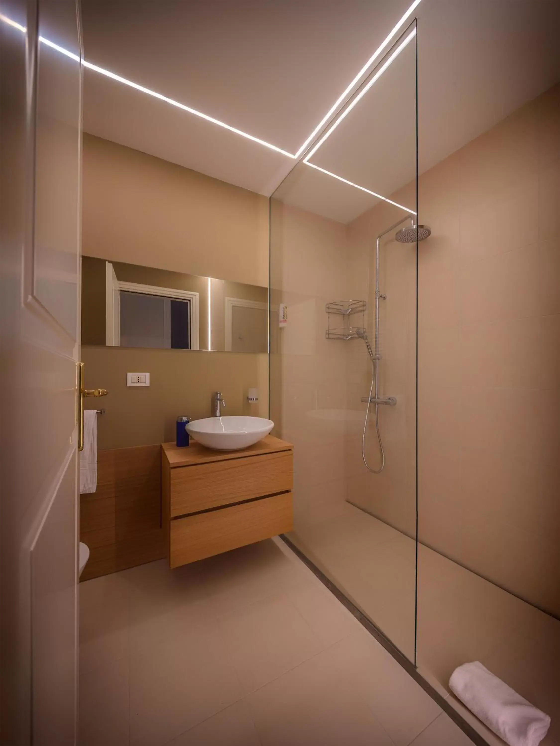 Bathroom in Lainez Rooms & Suites