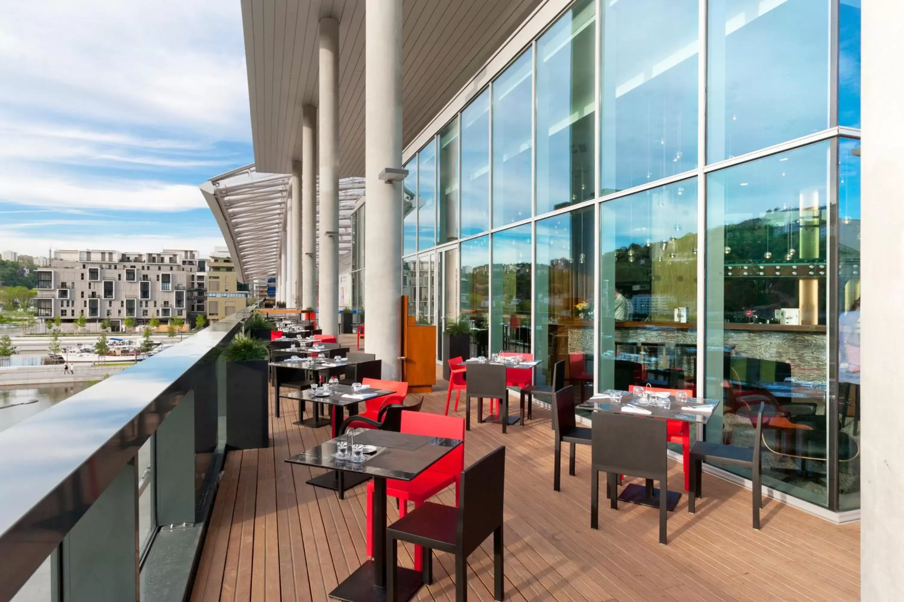 Restaurant/Places to Eat in Novotel Lyon Confluence