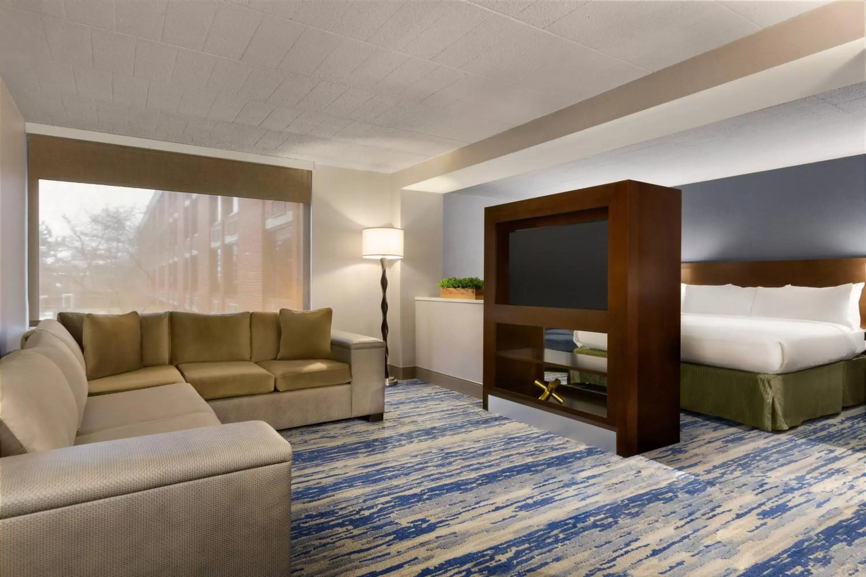 Bedroom, Seating Area in Delta Hotels by Marriott Detroit Metro Airport