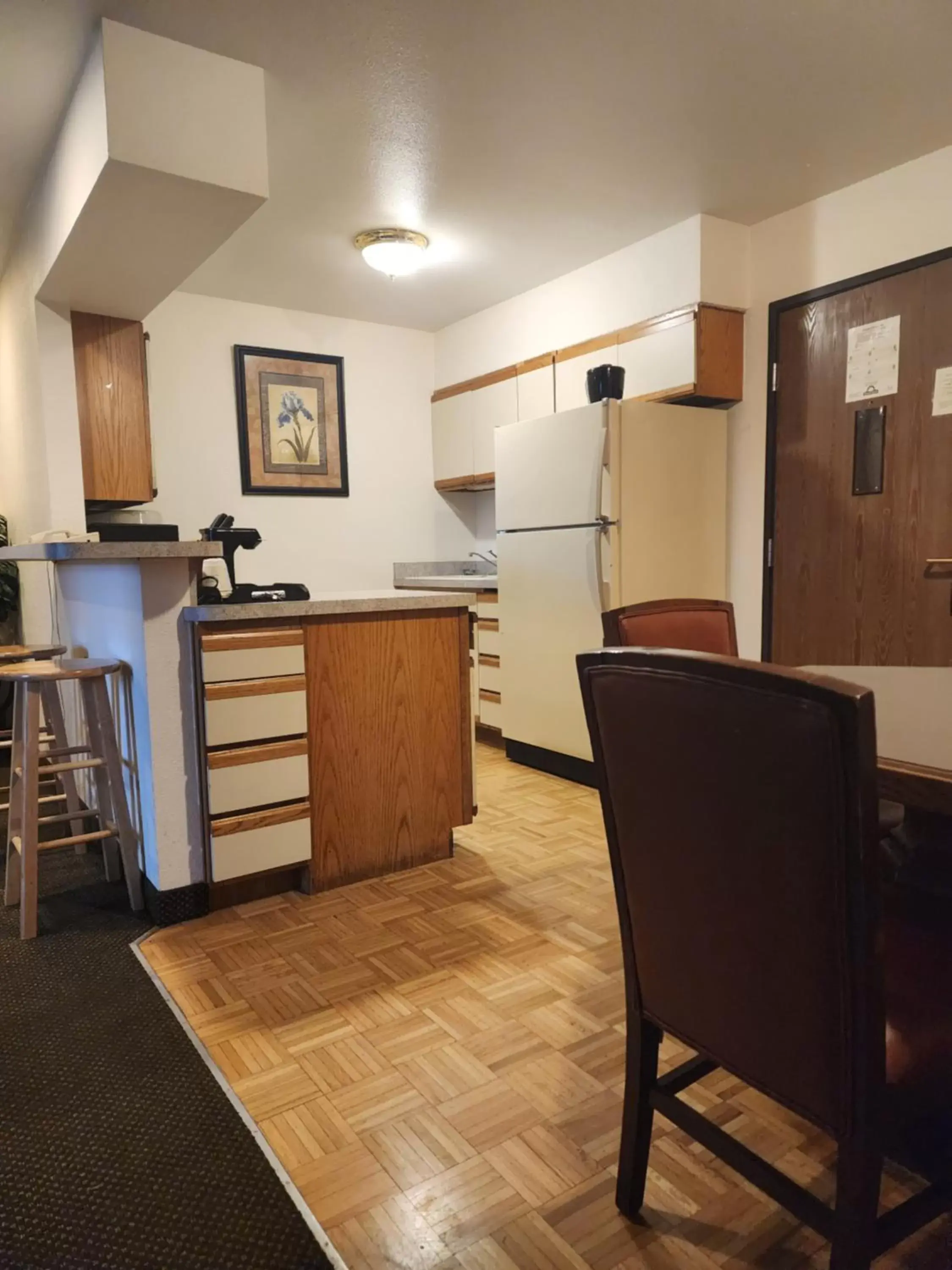 Kitchen or kitchenette, Kitchen/Kitchenette in Days Inn by Wyndham Missoula Airport