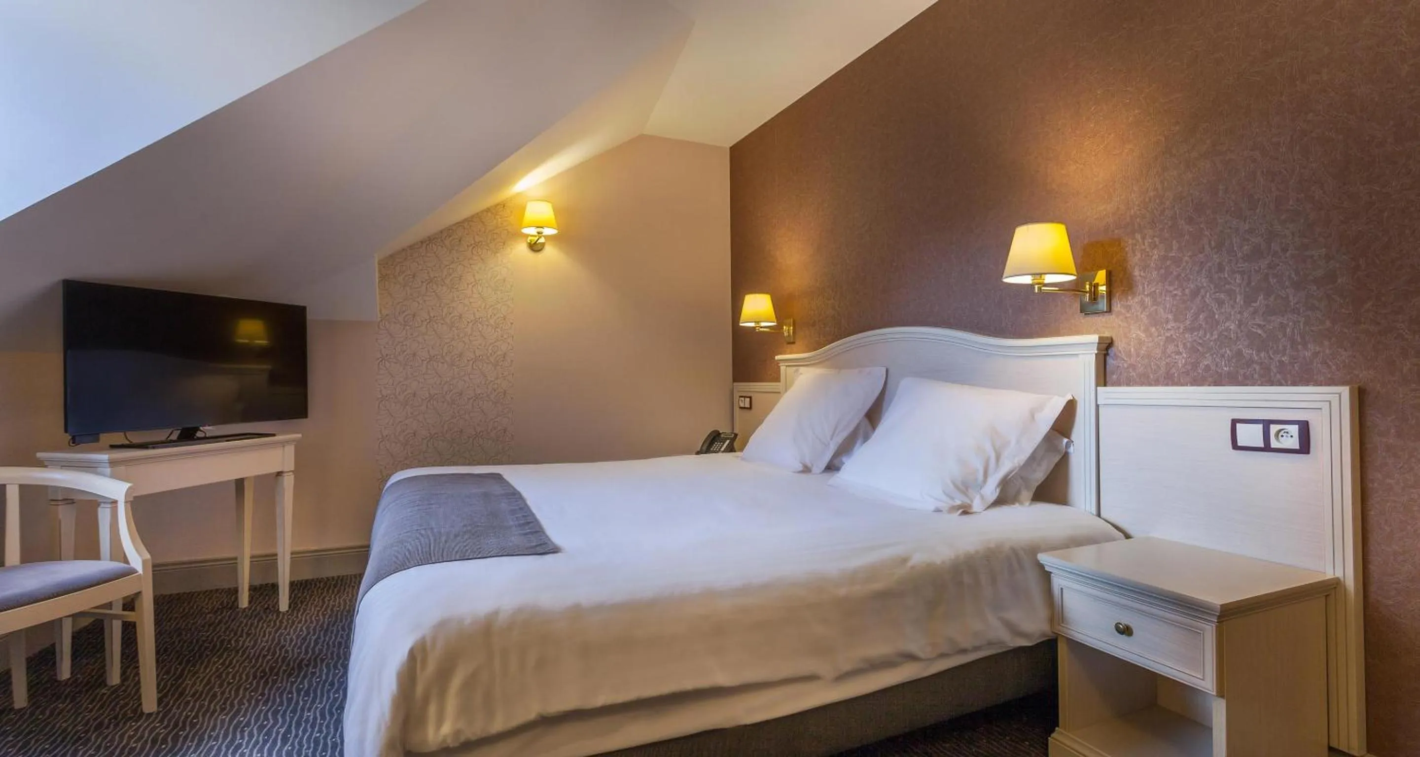 Bed in Best Western Le Duguesclin Hôtel-Restaurant