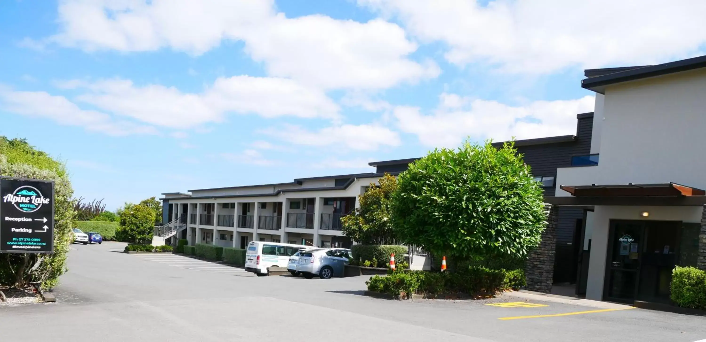 Property building in Alpine Lake Motel Property building in Alpine Lake Motel