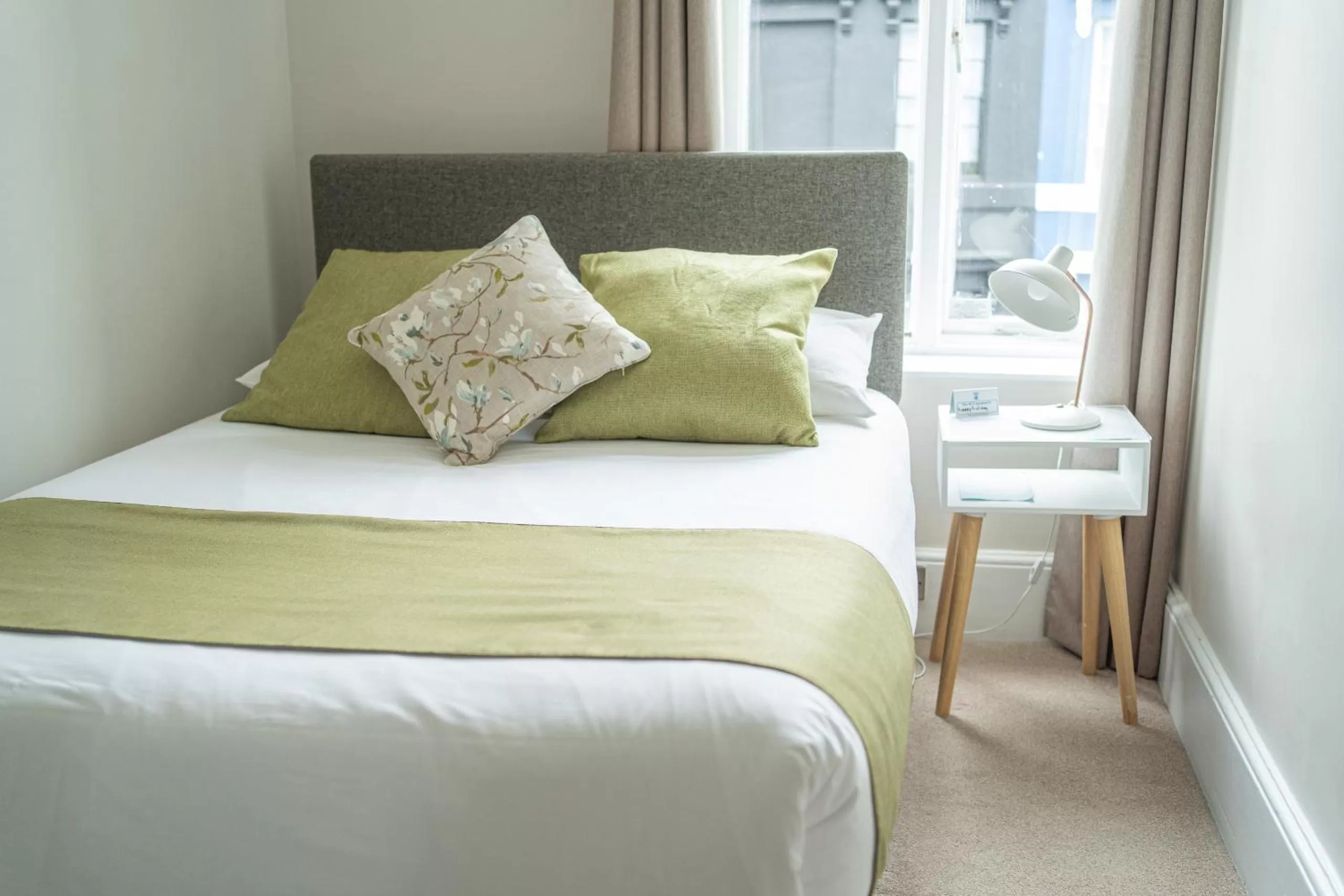 Single Room with Private Bathroom in Brighton Marina House