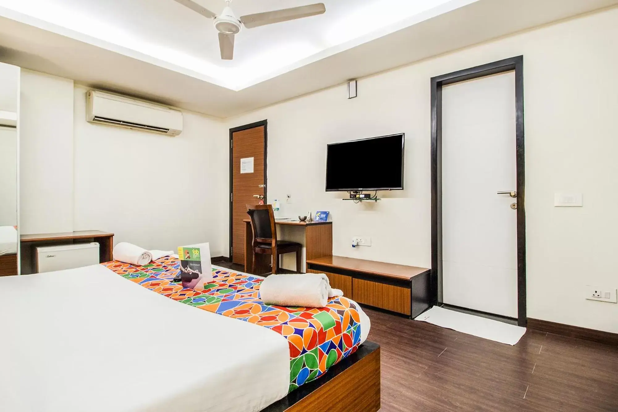 Bed, TV/Entertainment Center in FabHotel Prime Avenue