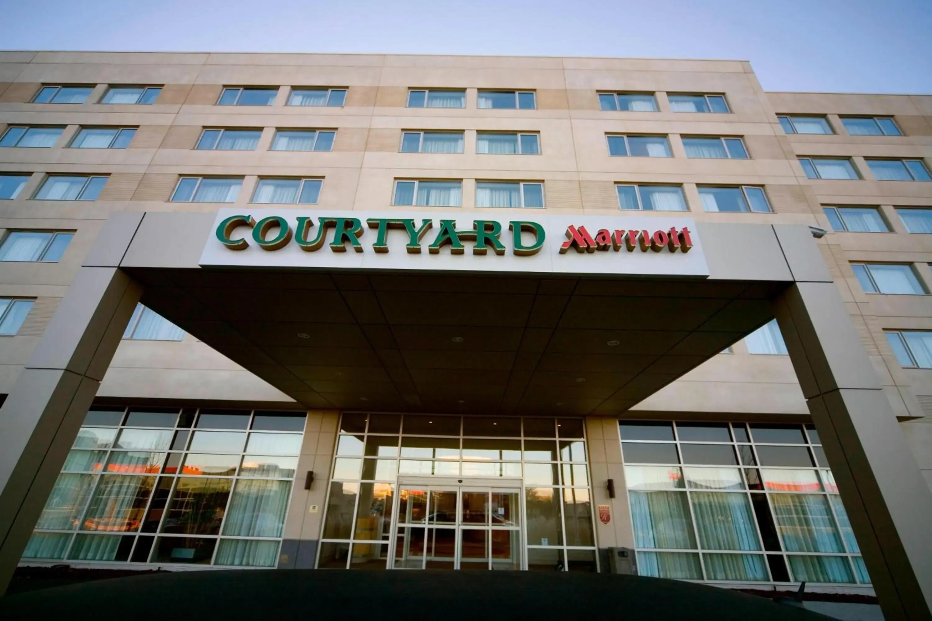 Property Building in Courtyard by Marriott Montreal Airport