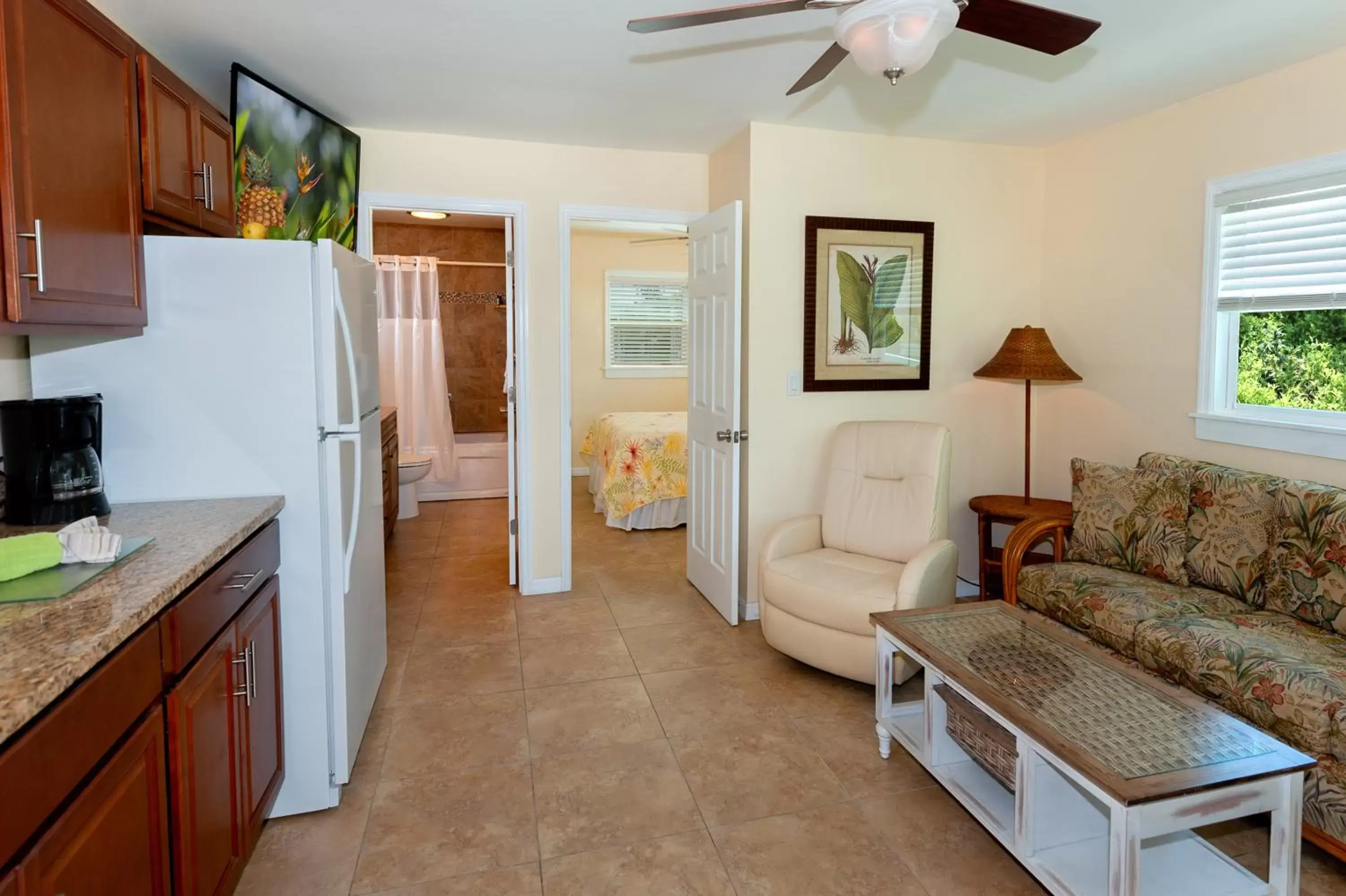 Kitchen or kitchenette, Seating Area in Cedar Cove Resort & Cottages