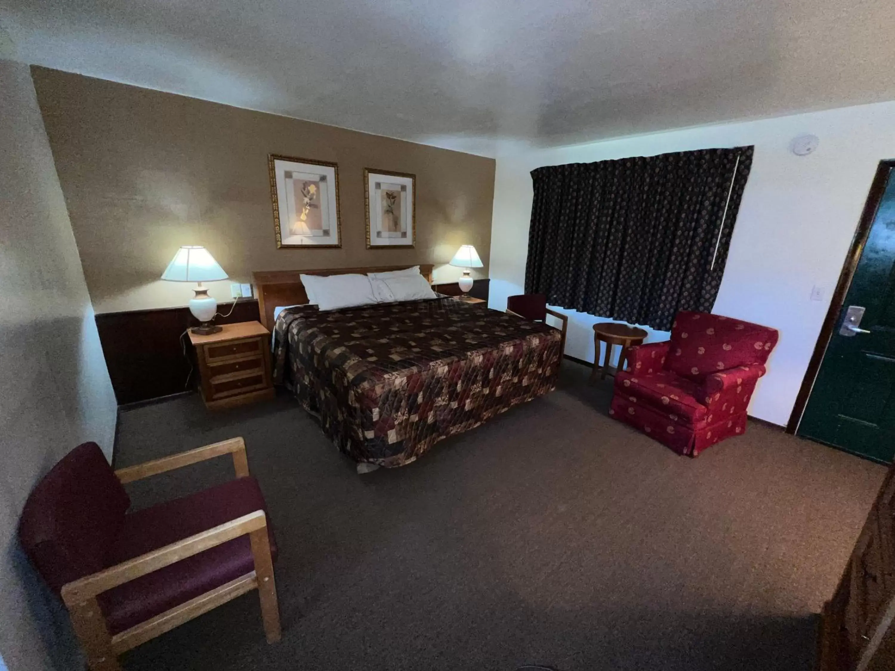 Photo of the whole room in Spinning Wheel Motel