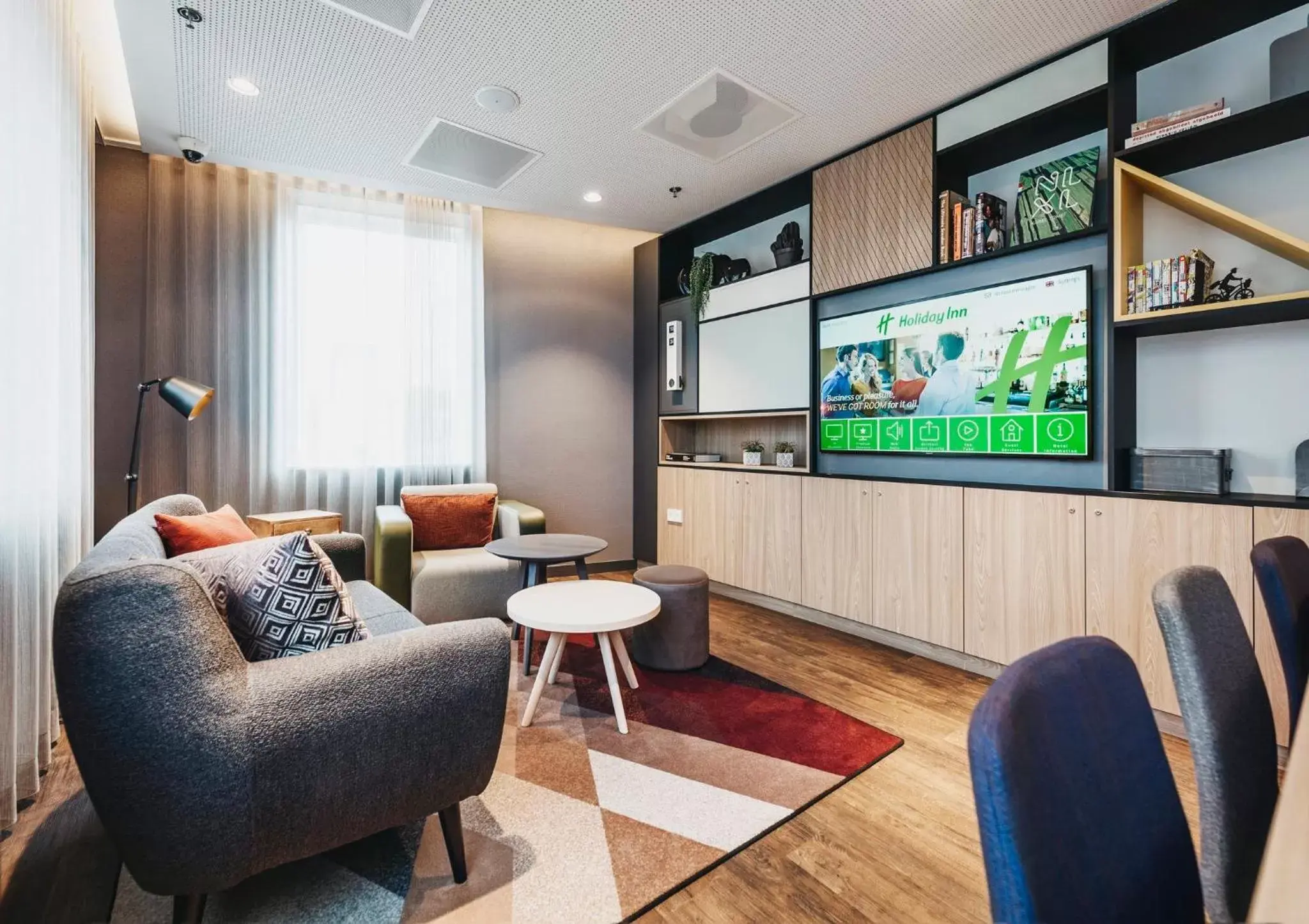 Lobby or reception, TV/Entertainment Center in Holiday Inn - Eindhoven Airport, an IHG Hotel