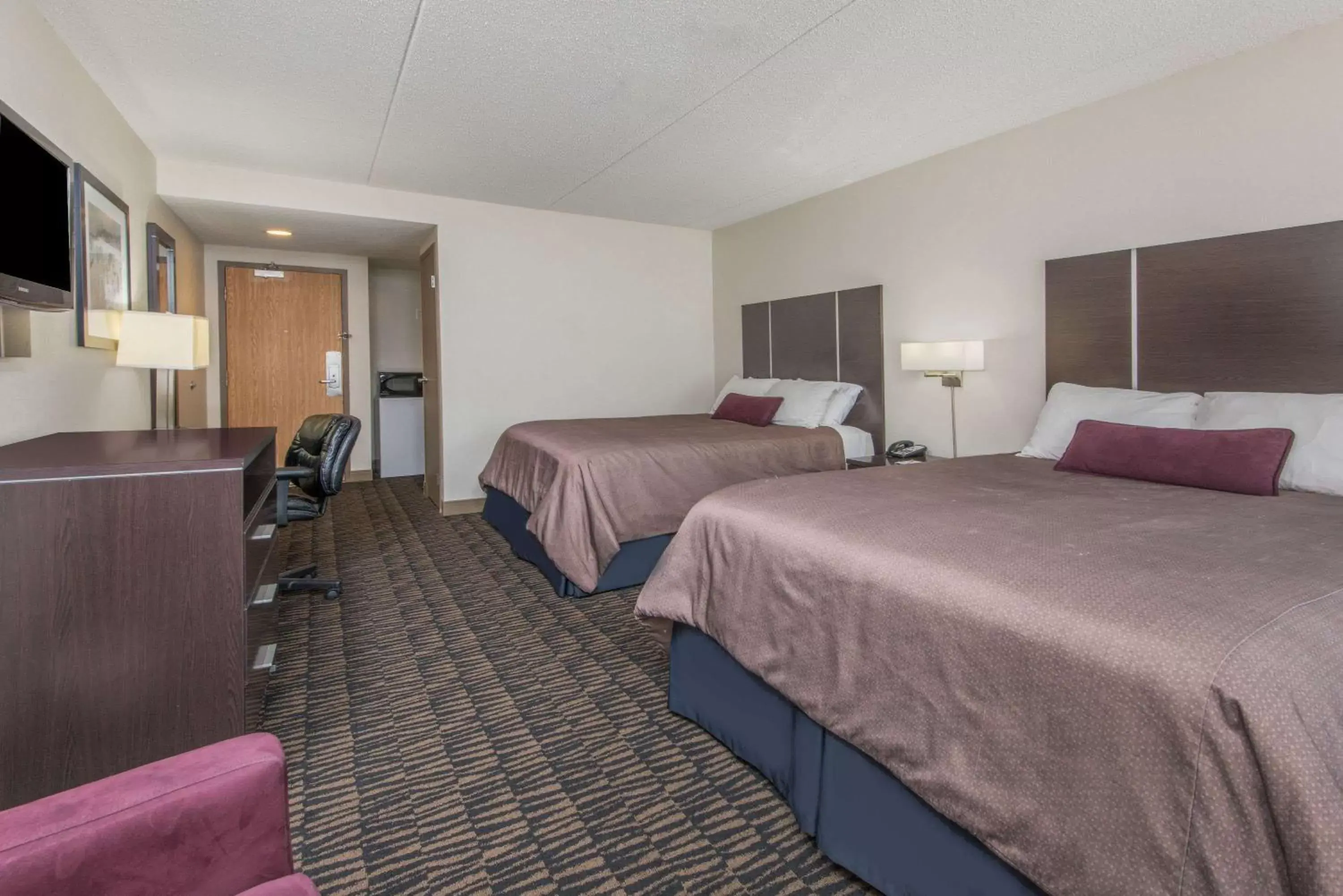 Photo of the whole room, Bed in Ramada Plaza by Wyndham Niagara Falls