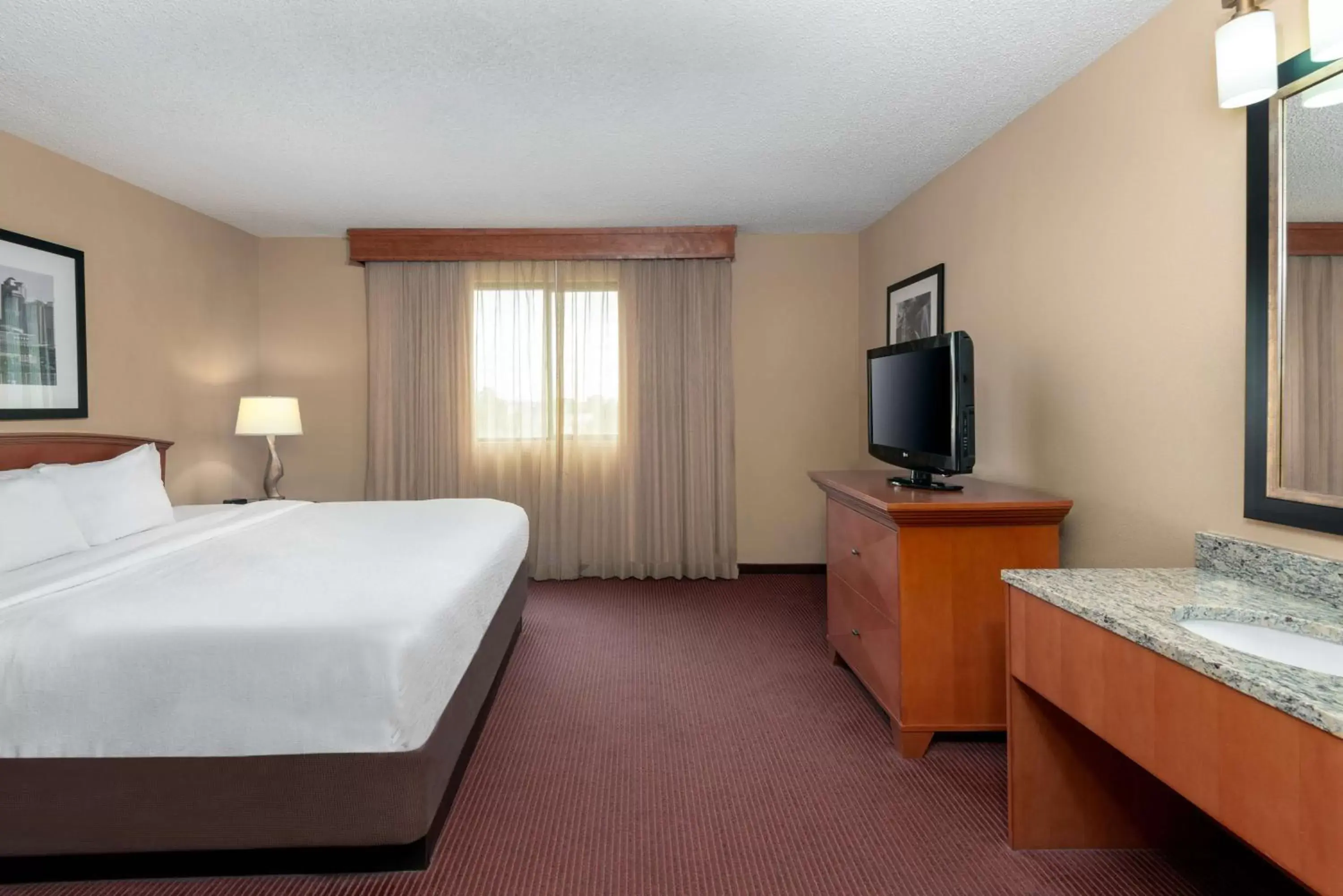 Bedroom, TV/Entertainment Center in Embassy Suites by Hilton Kansas City International Airport