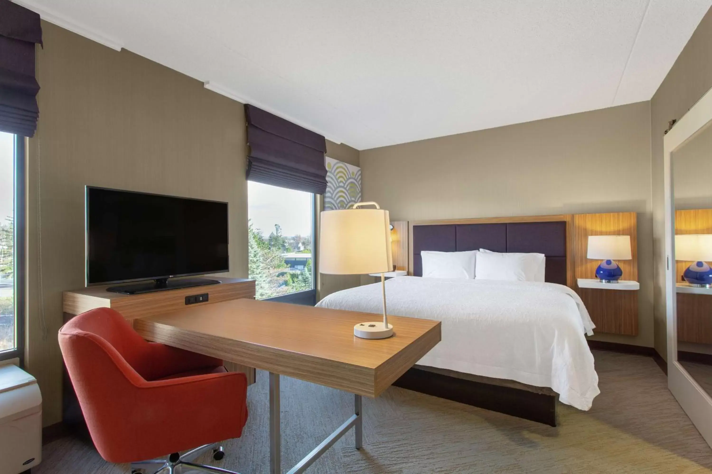 Bedroom in Hampton Inn & Suites Albany-Airport