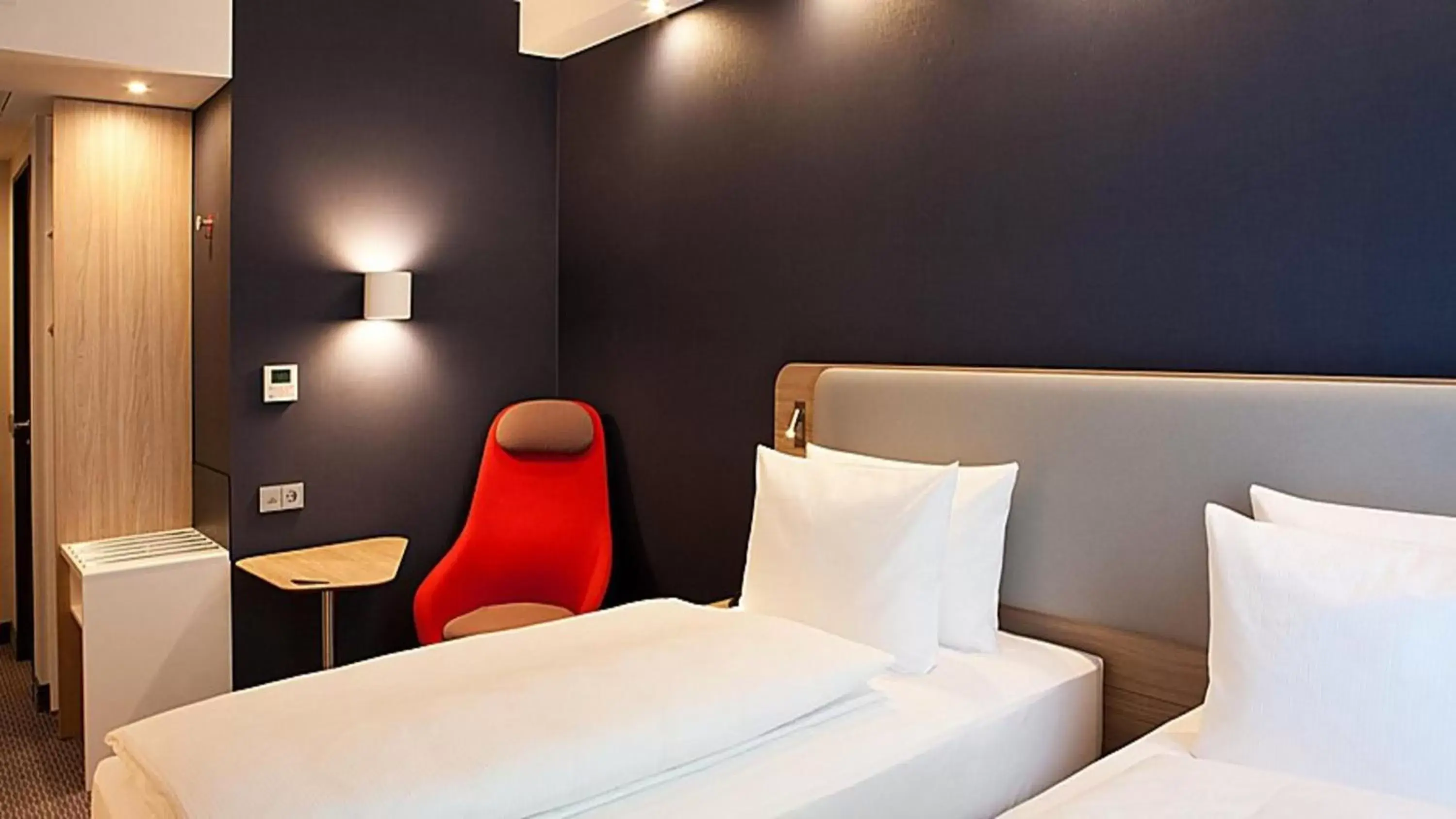 Photo of the whole room, Bed in Holiday Inn Express - Remscheid