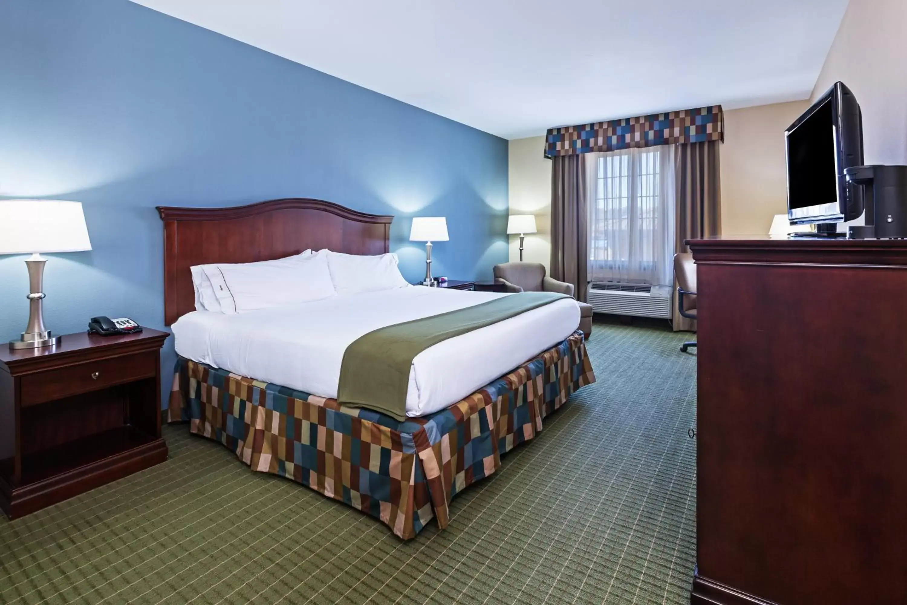 Photo of the whole room, Bed in Holiday Inn Express Hotel & Suites Henderson - Traffic Star, an IHG Hotel