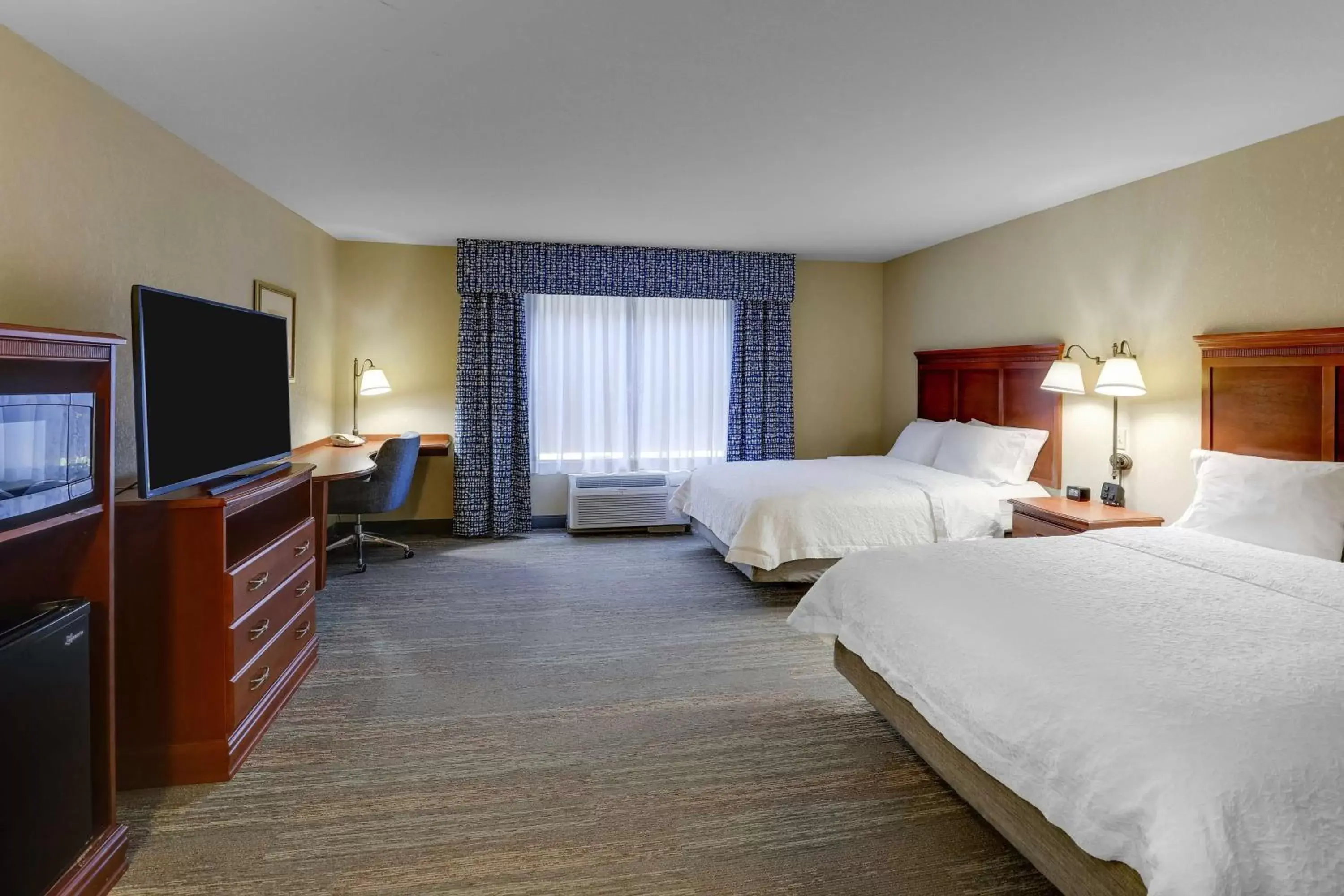 Bedroom, TV/Entertainment Center in Hampton Inn & Suites St. Louis - Edwardsville