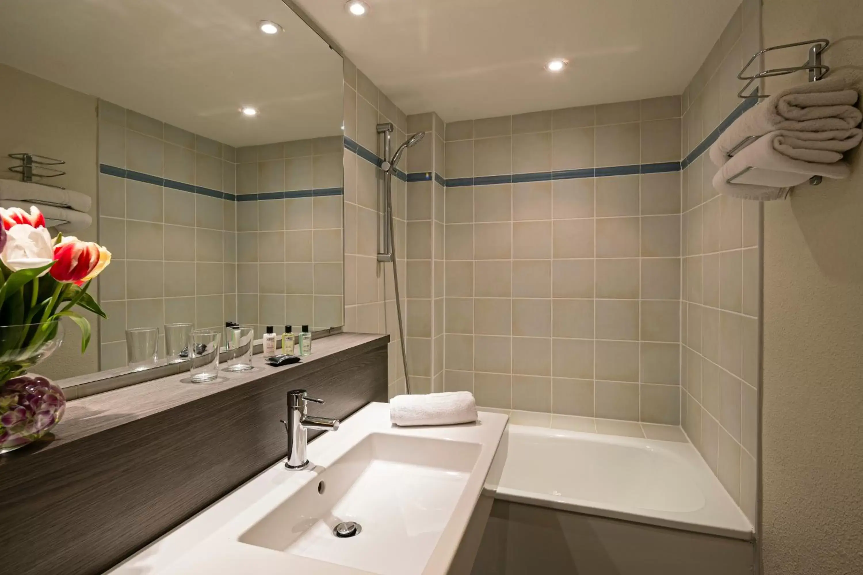Bathroom in Hotel Paris Louis Blanc