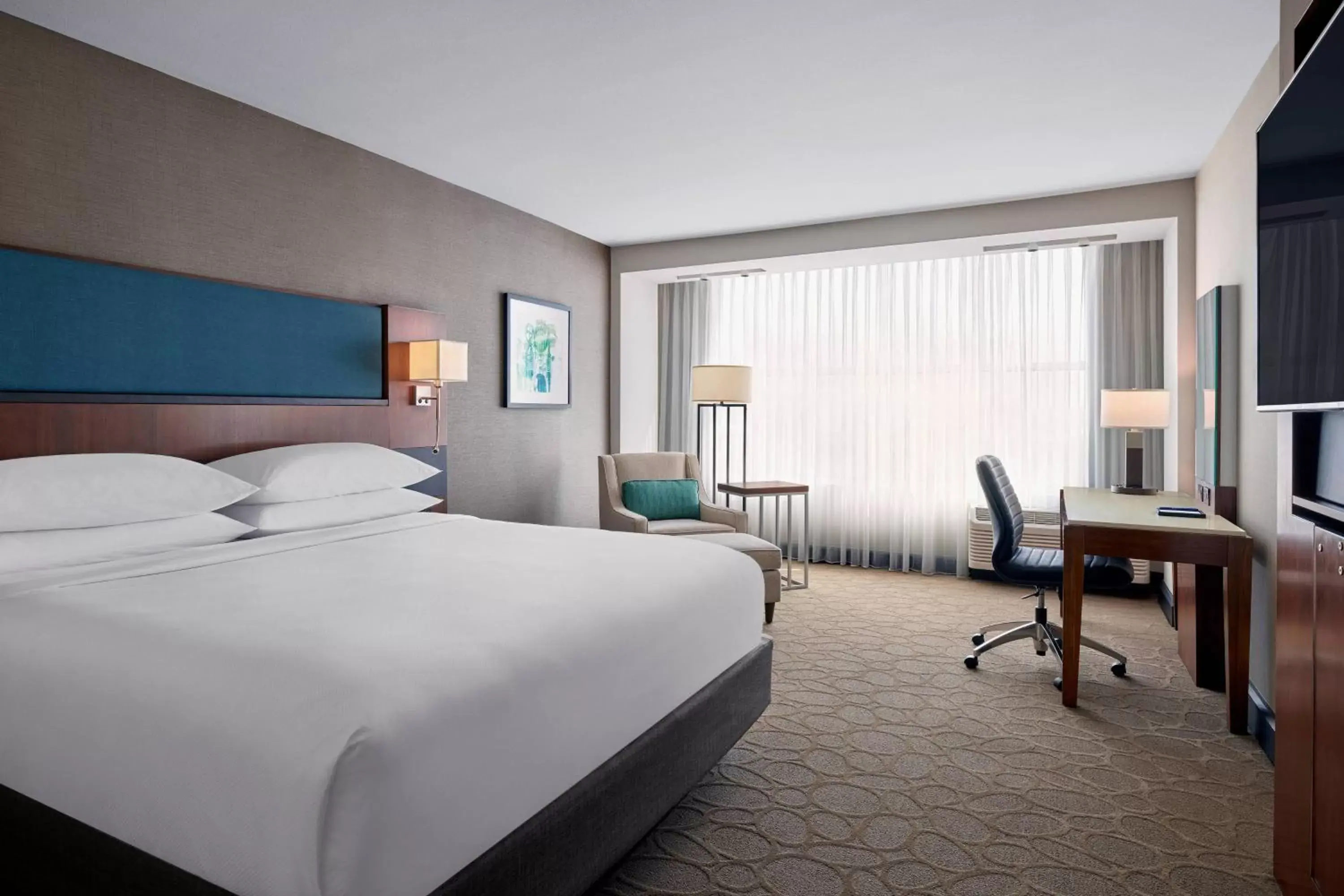 Photo of the whole room, Bed in Delta Hotels by Marriott Milwaukee Northwest