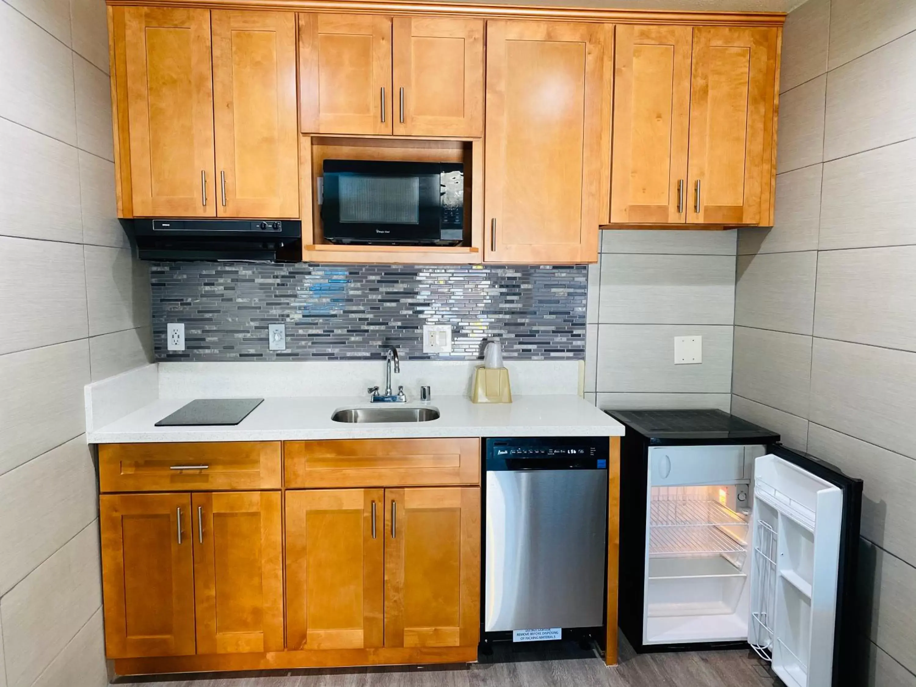 Kitchen/Kitchenette in Le Blanc Inn & Suites