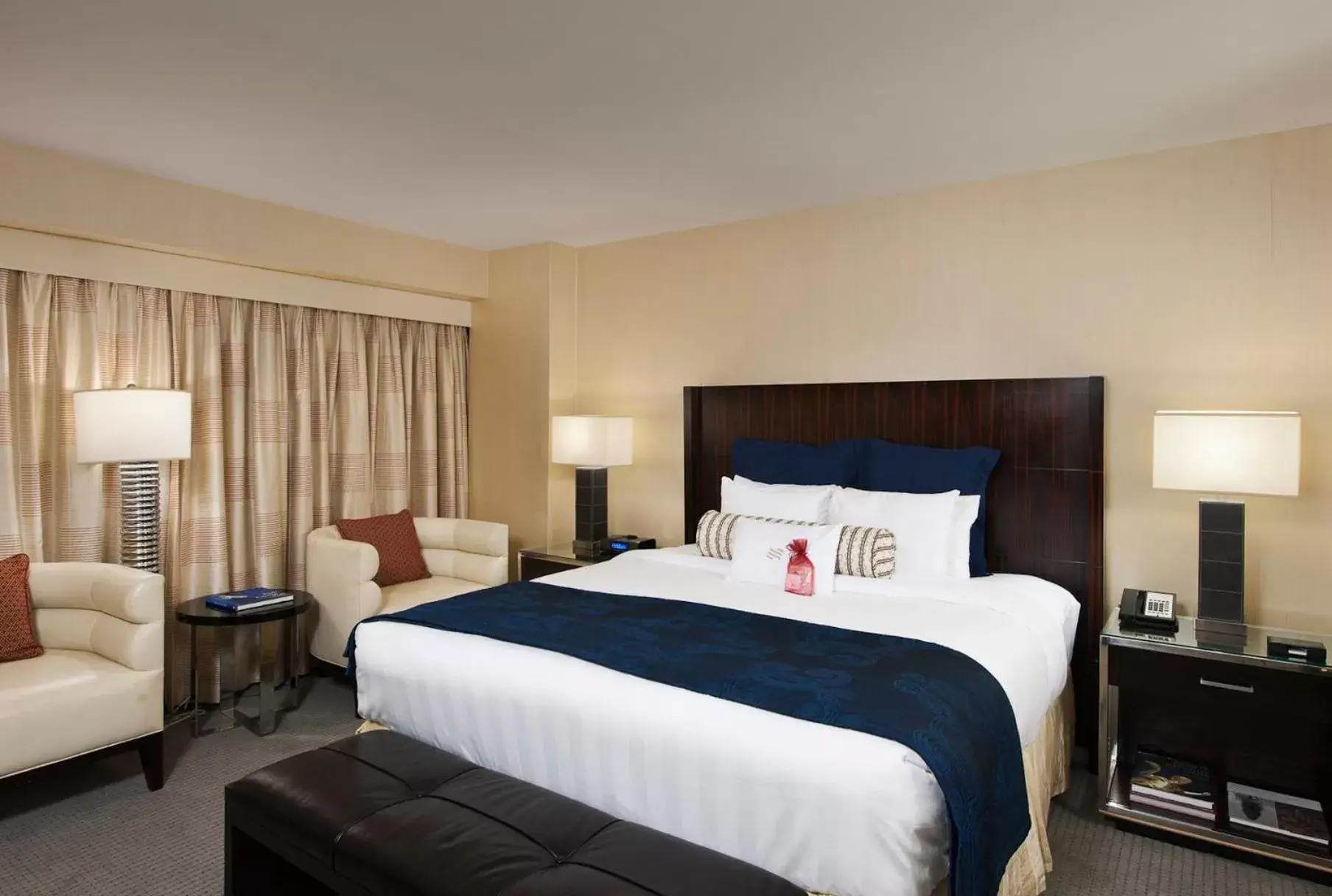 Photo of the whole room, Room Photo in Crowne Plaza Times Square Manhattan, an IHG Hotel