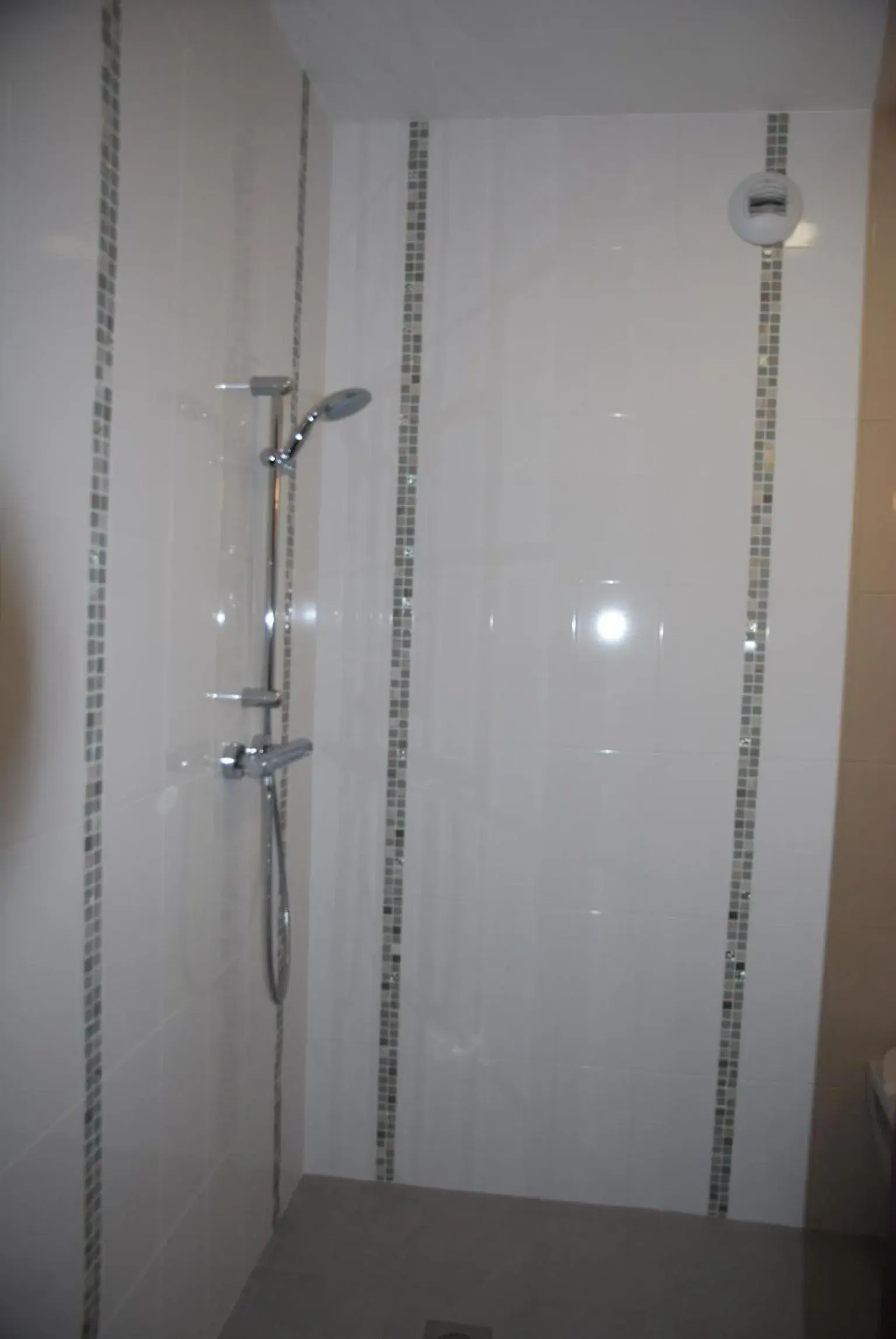Shower, Bathroom in Kyriad Evreux - Netreville