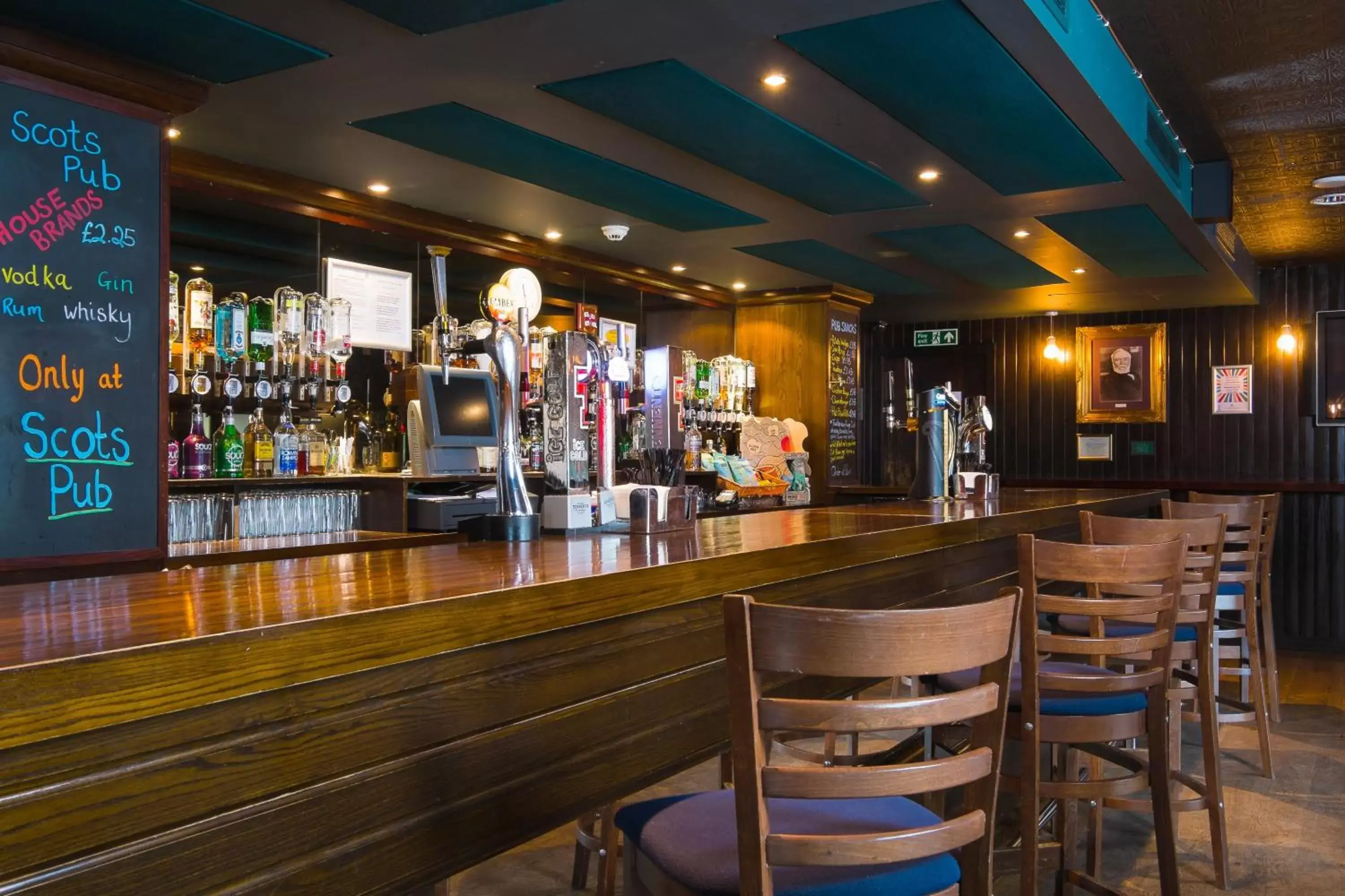 Lounge or bar, Lounge/Bar in Holiday Inn Aberdeen West, an IHG Hotel