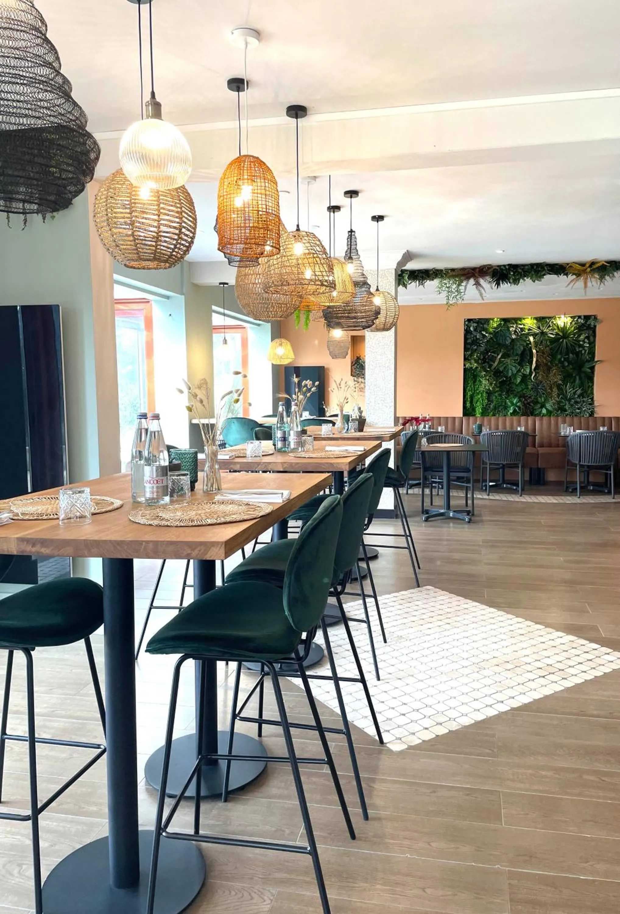 Restaurant/places to eat in Quintessia