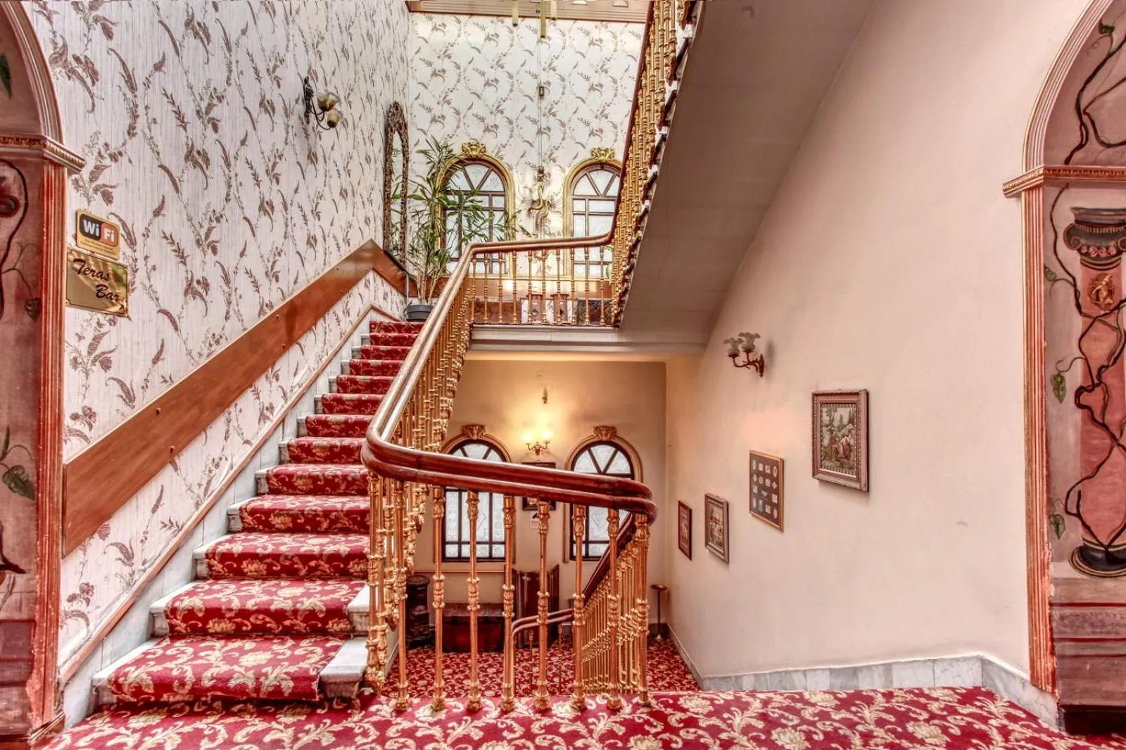 Property building in Grand Hotel de Londres