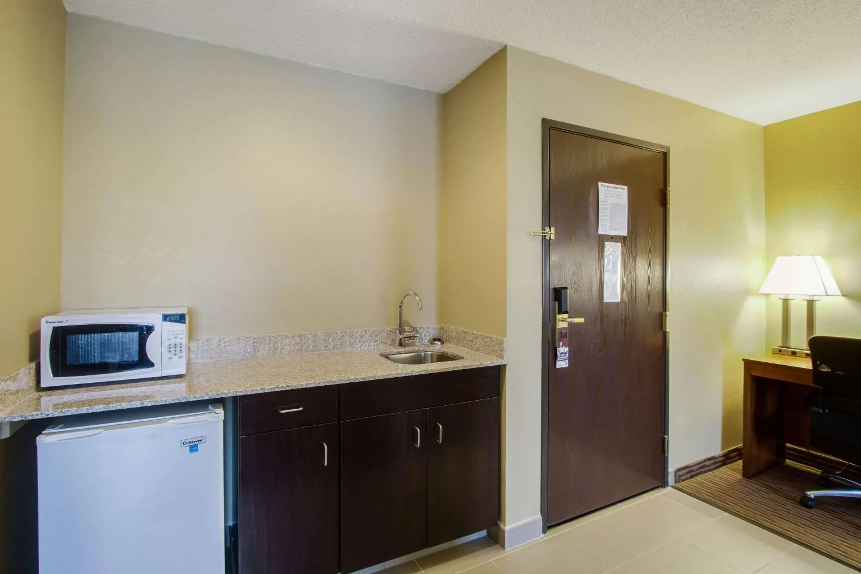 Bedroom, Kitchen/Kitchenette in Comfort Inn & Suites Bellevue - Omaha Offutt AFB