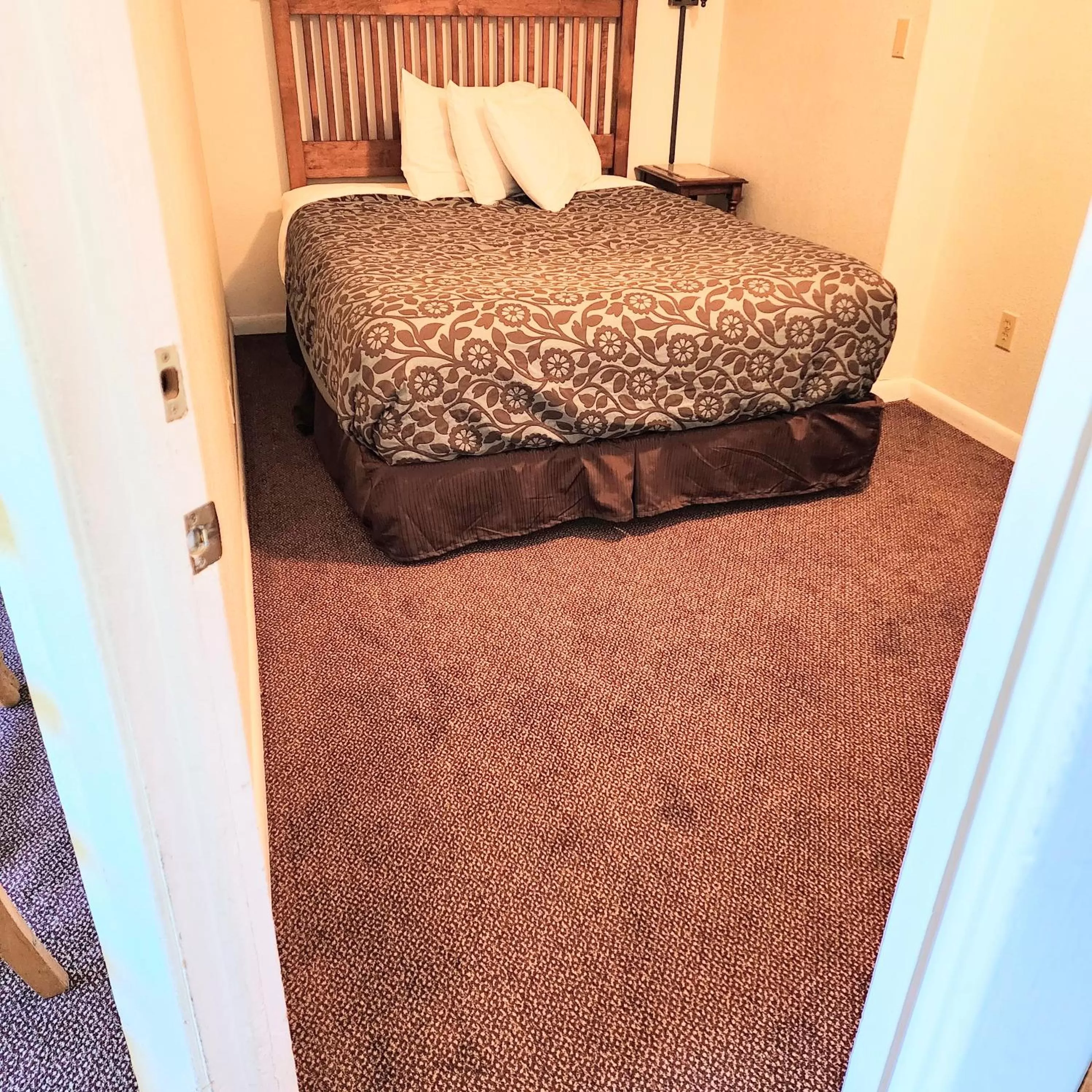 Bedroom in Canyon Motel near Rocky Mountain National Park