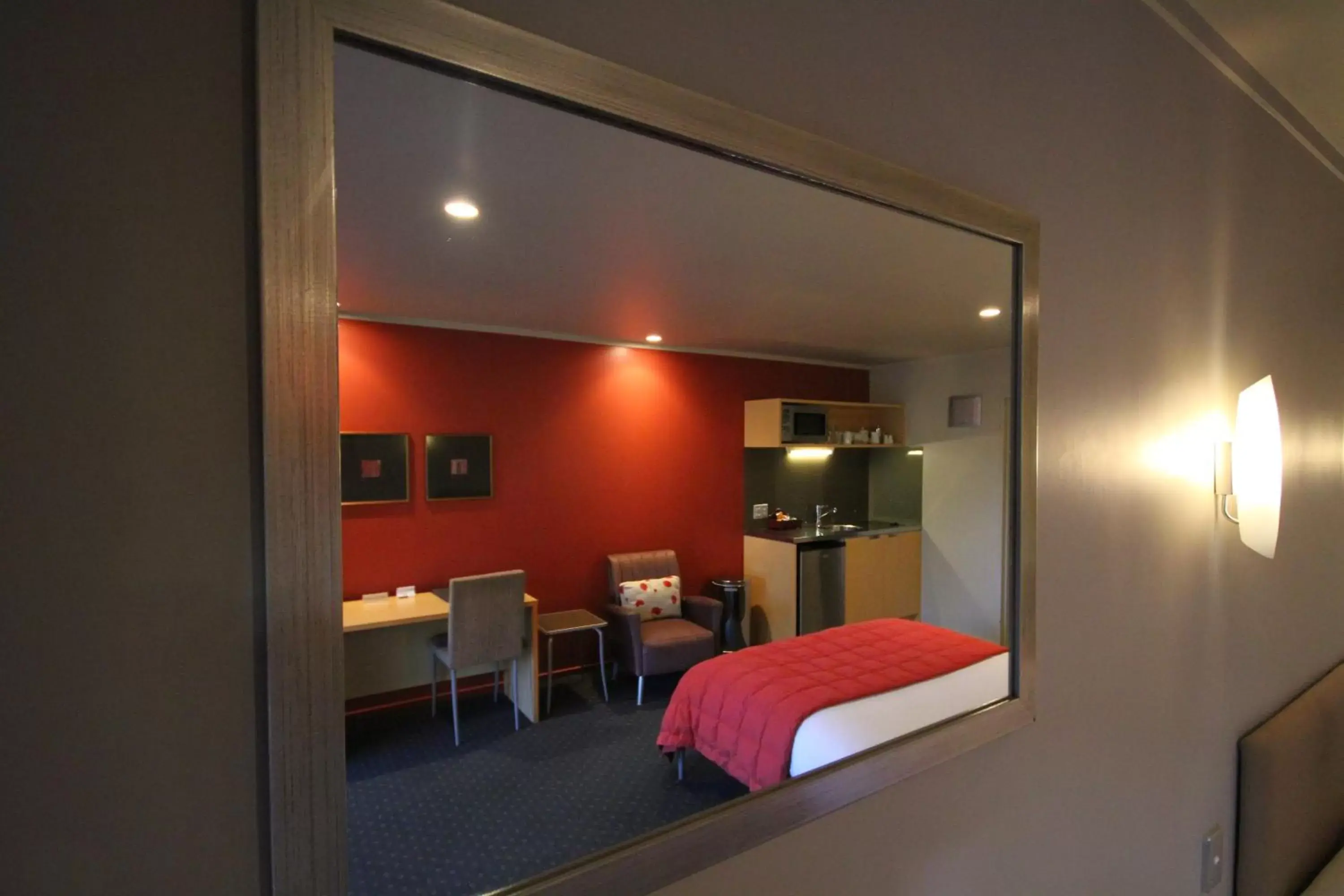 Kitchen or kitchenette, Seating Area in Bentleys Motor Inn