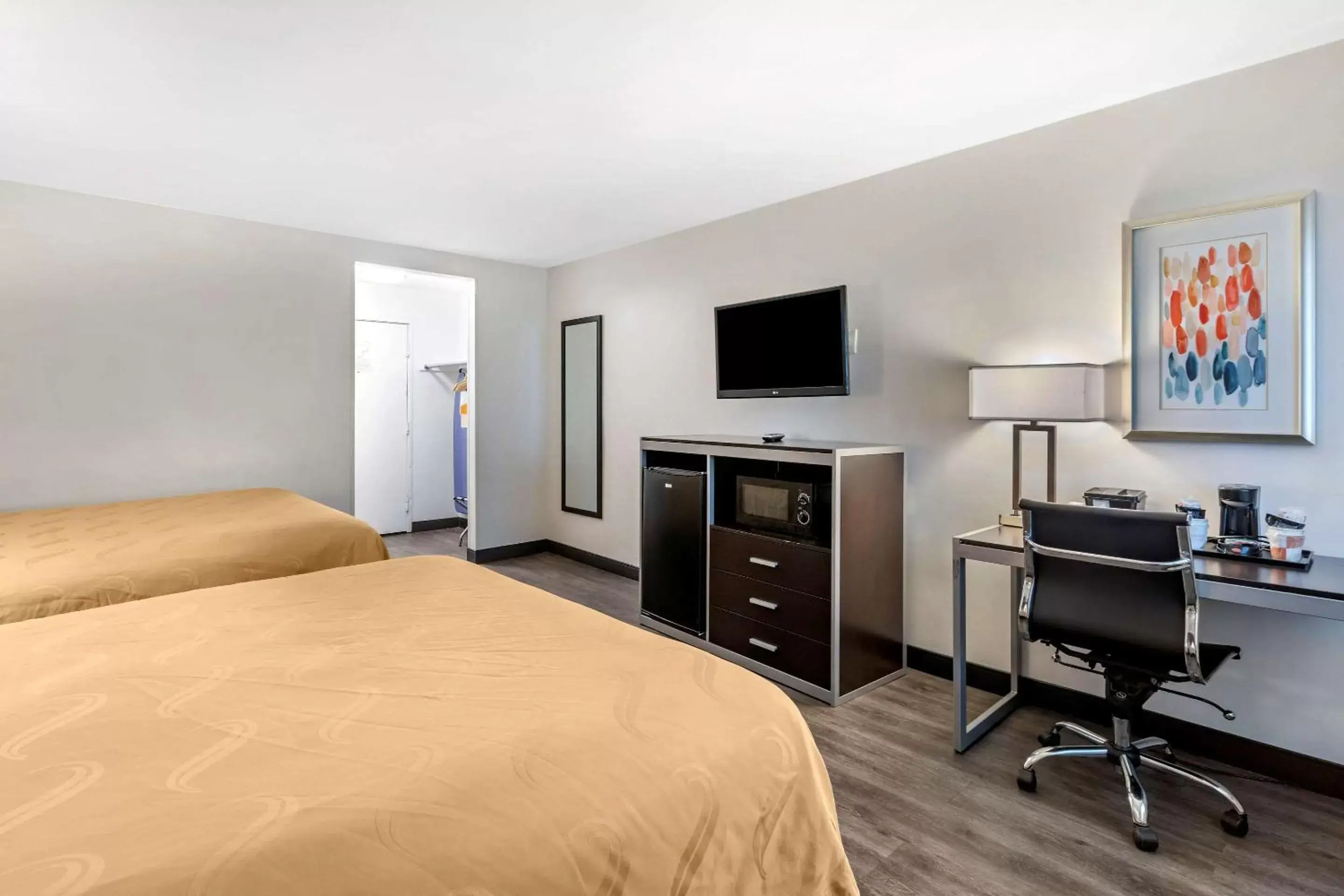 Bedroom, TV/Entertainment Center in Quality Inn Burbank Airport