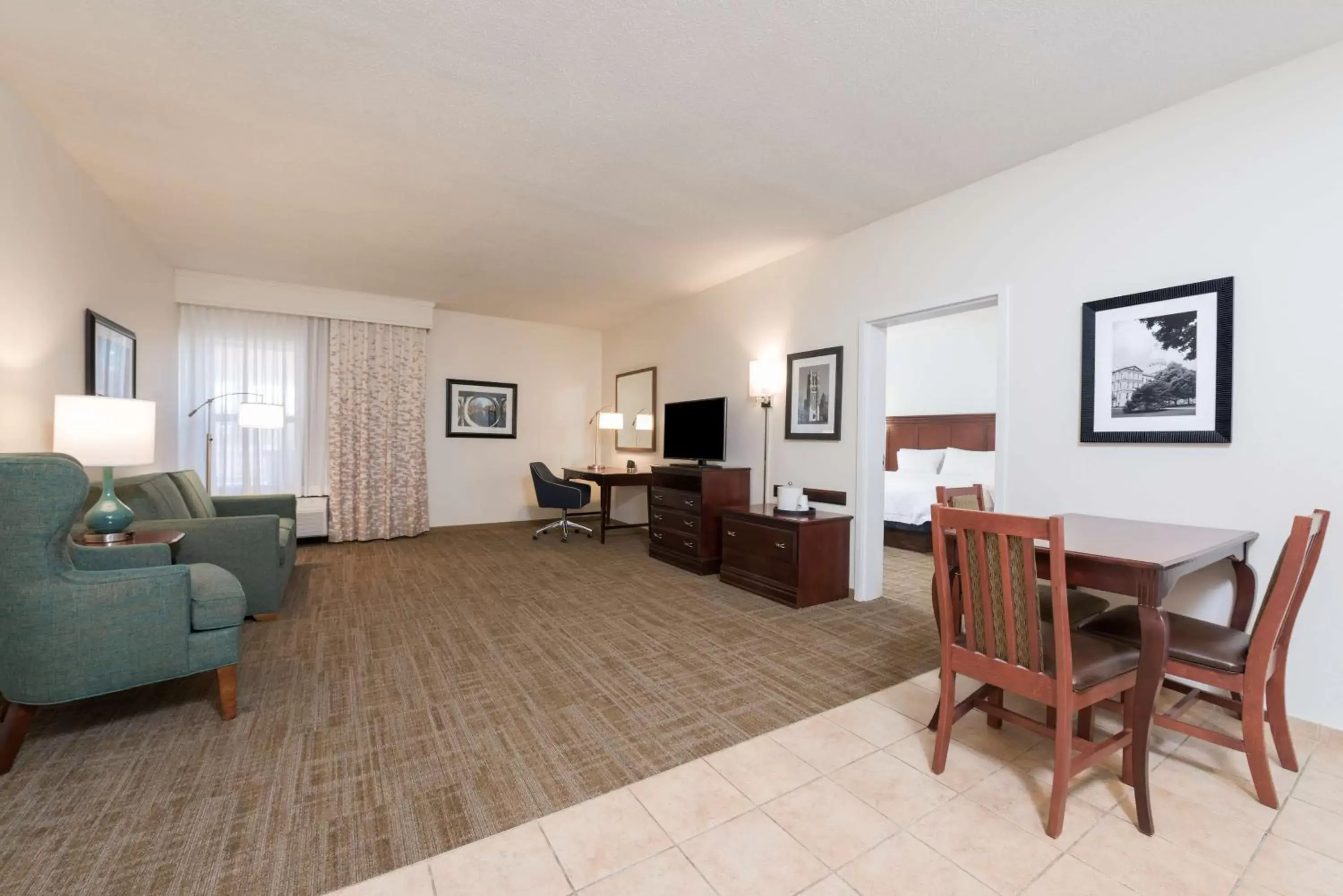 Bedroom, Seating Area in Hampton Inn East Lansing