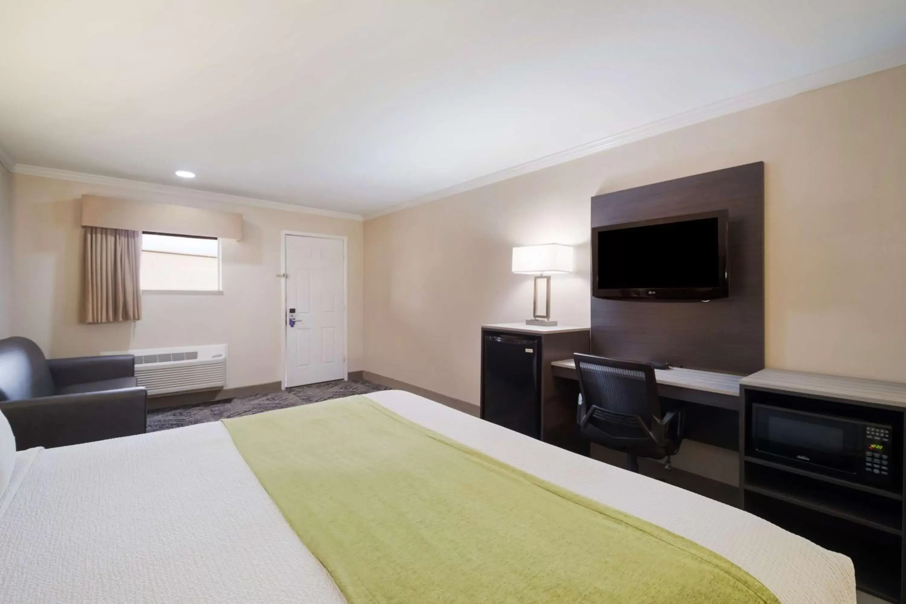Bedroom, Bed in SureStay Hotel by Best Western Rockdale