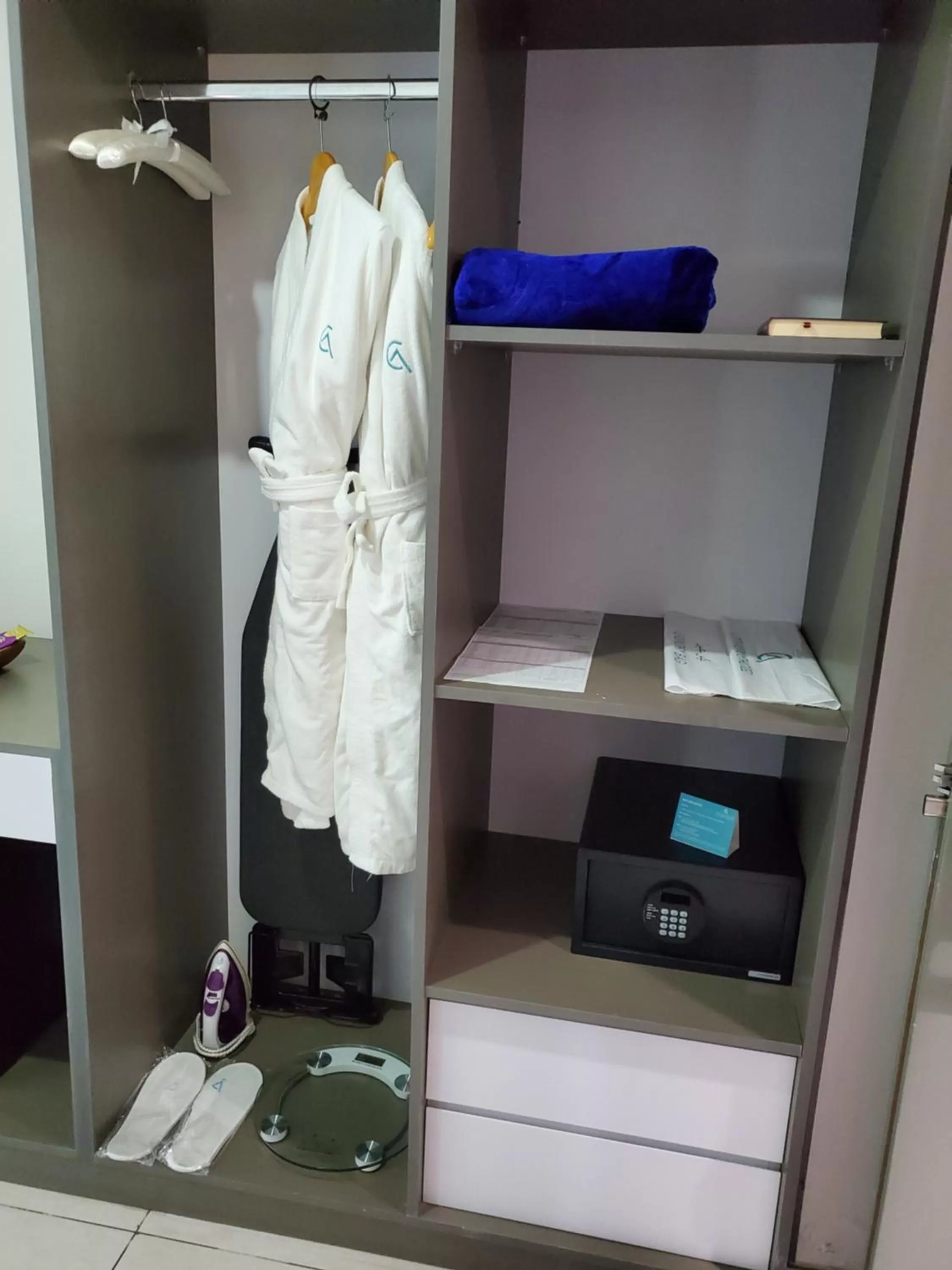 wardrobe in City Avenue Al Reqqa Hotel