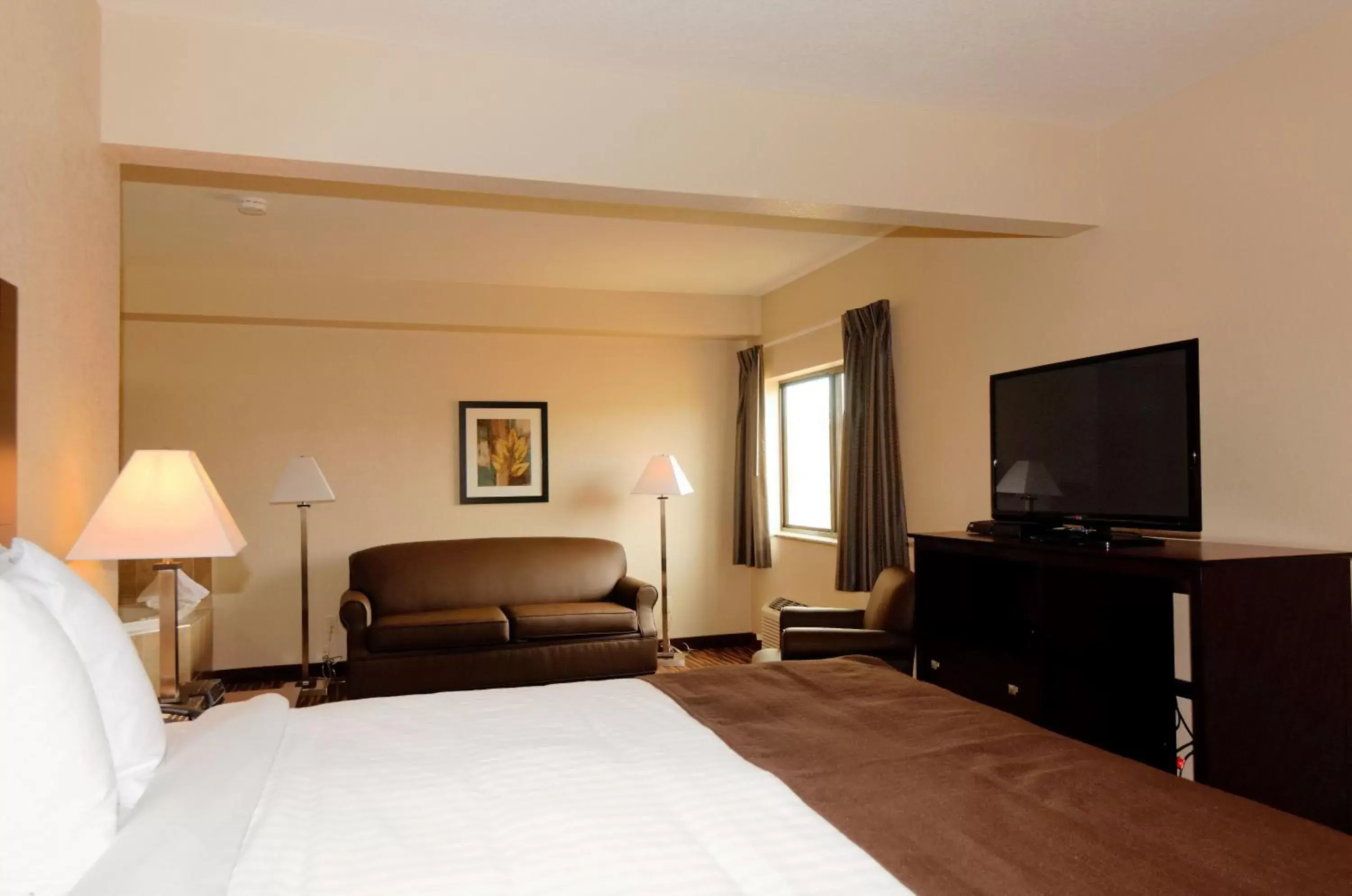 Bed in Cobblestone Inn & Suites - Denison | Oak Ridge