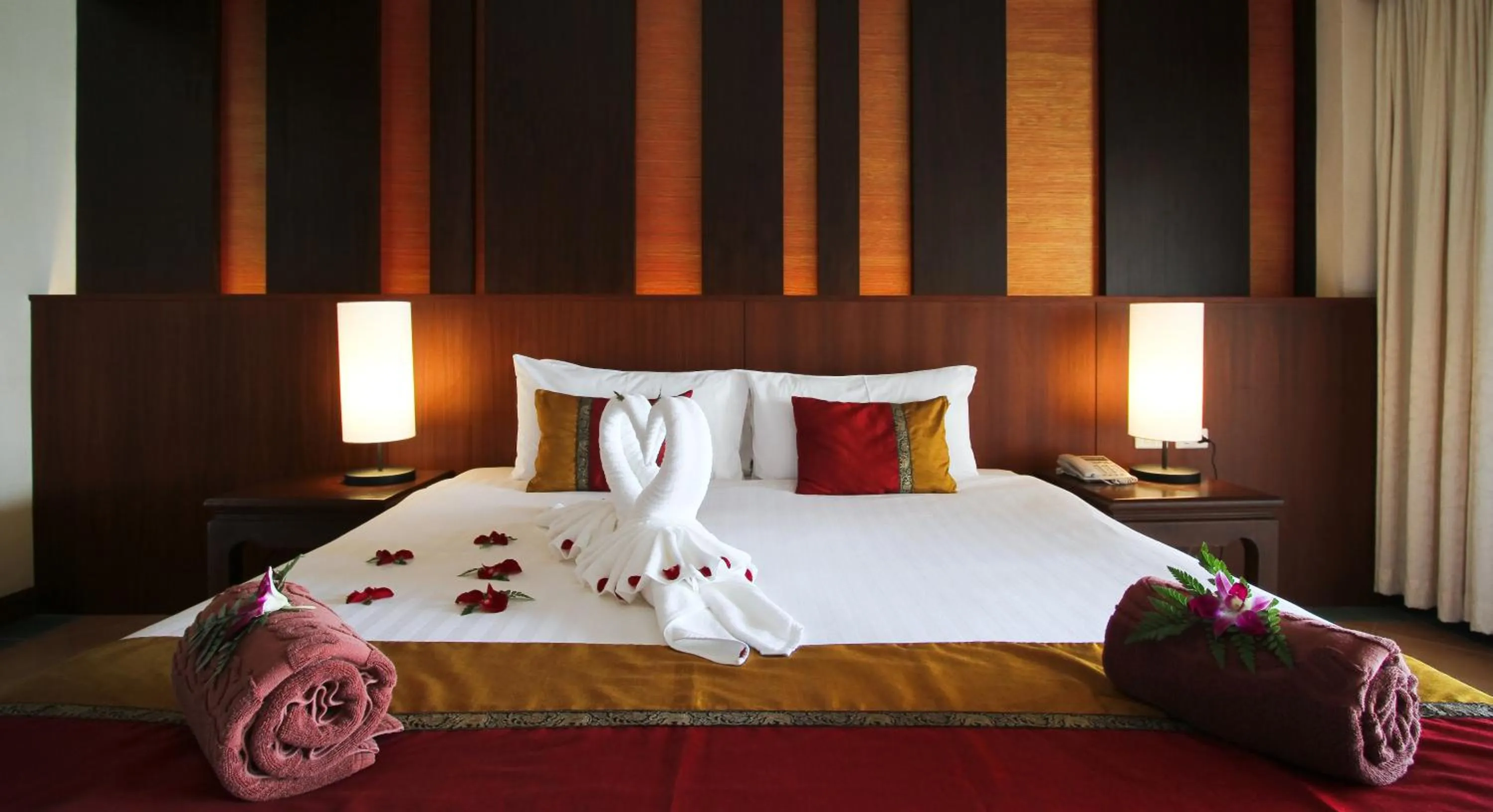 Photo of the whole room, Bed in Baan Karonburi Resort