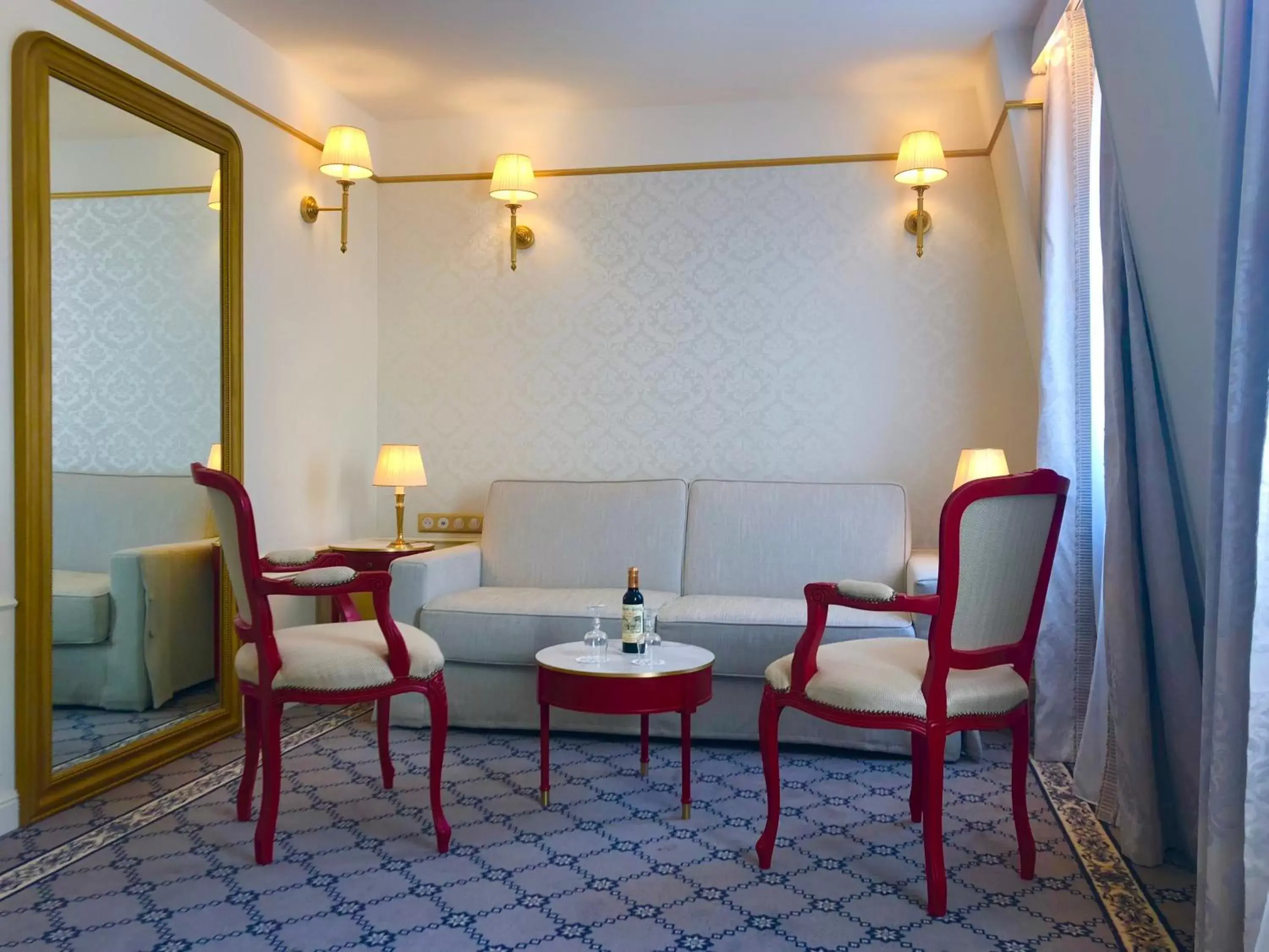 Photo of the whole room, Seating Area in Hôtel Mayfair Paris