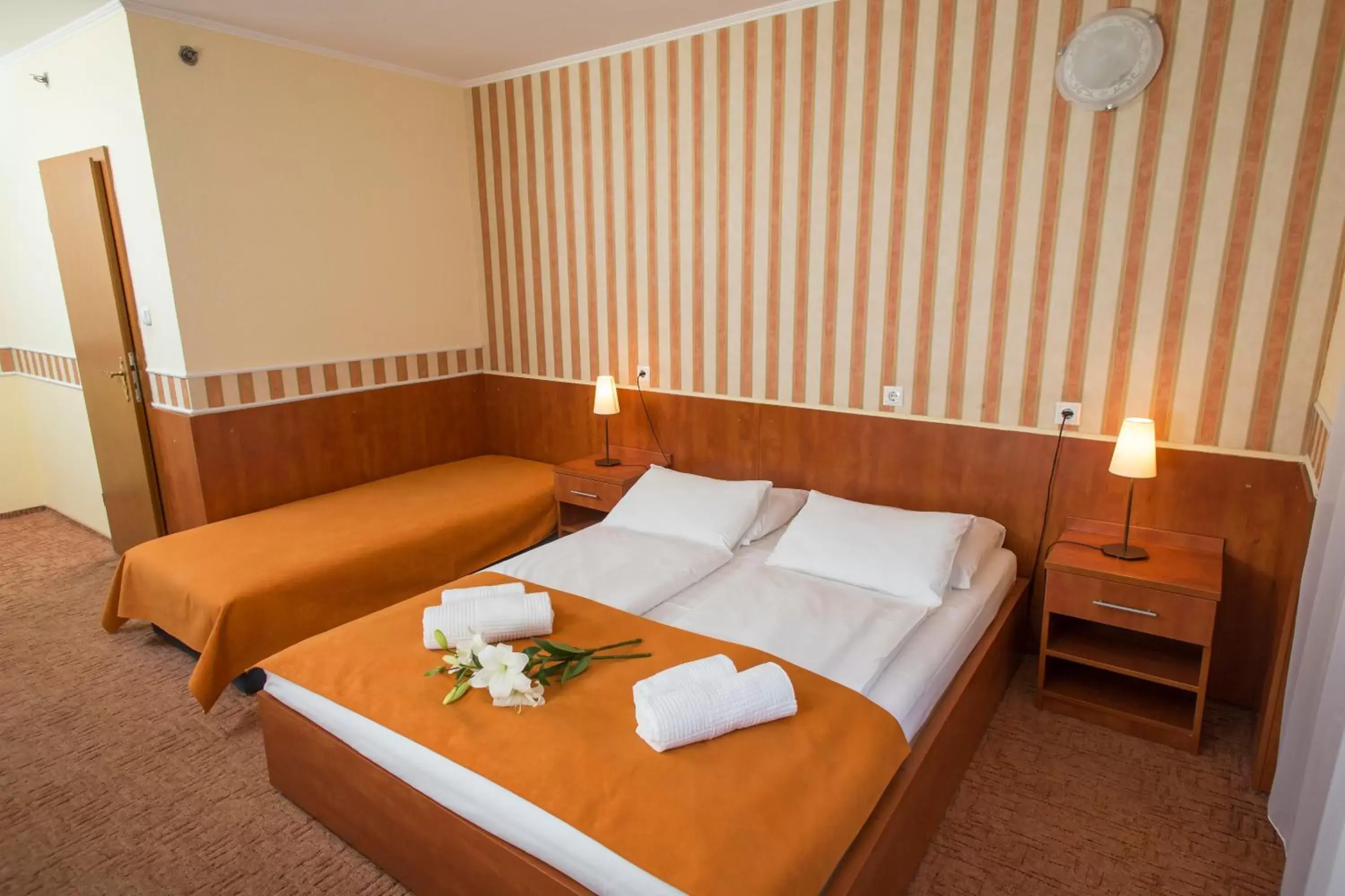 Bedroom, Bed in Atlantic Hotel