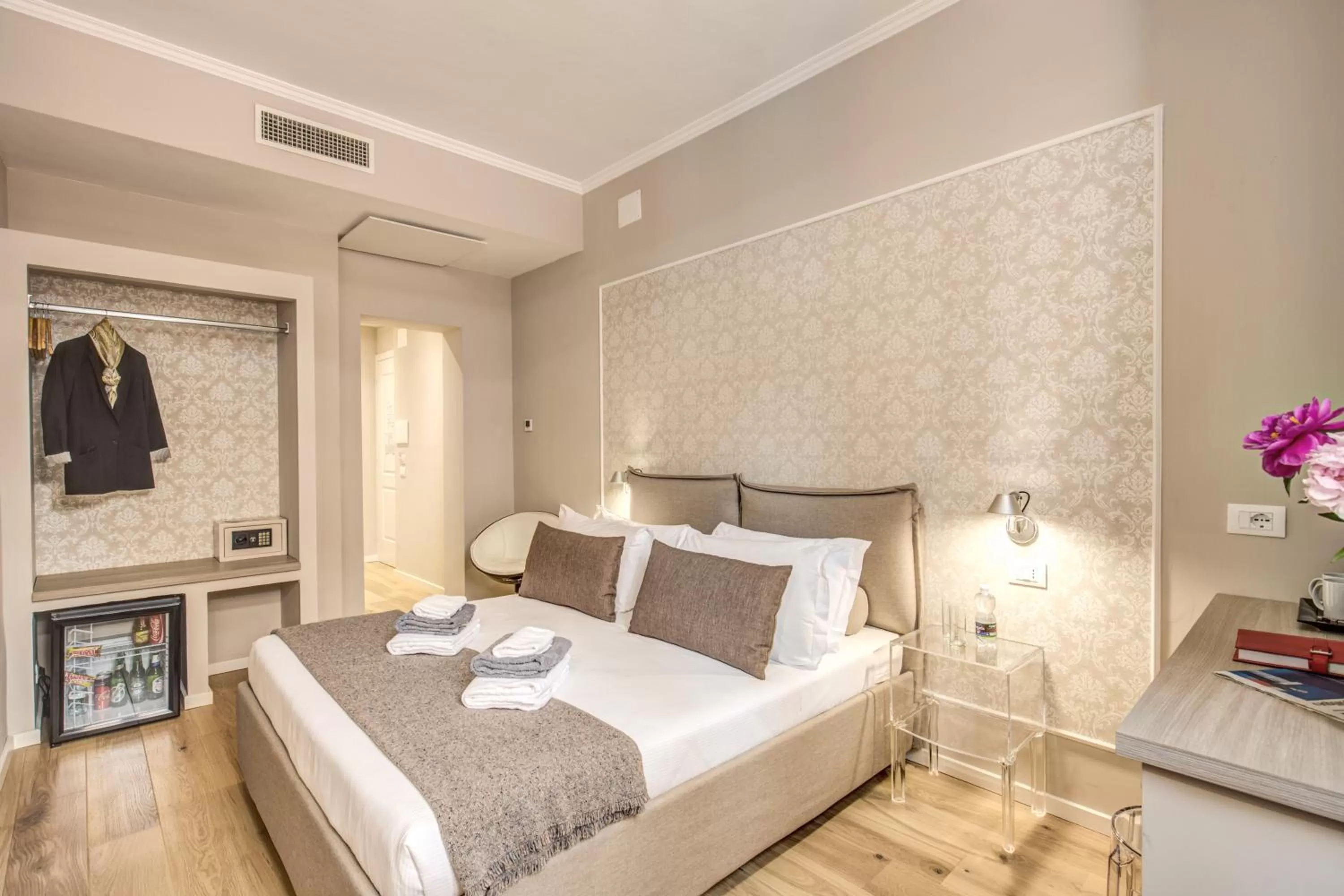 Photo of the whole room, Bed in The Spanish Suite Via di Ripetta