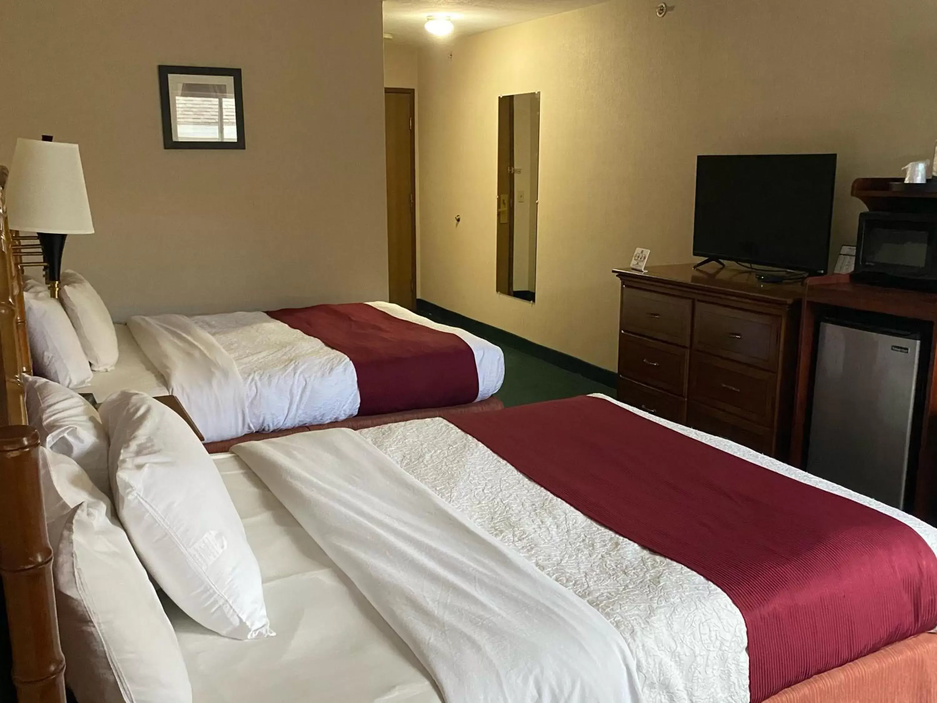 Photo of the whole room, Bed in Hometown Inn Indian River