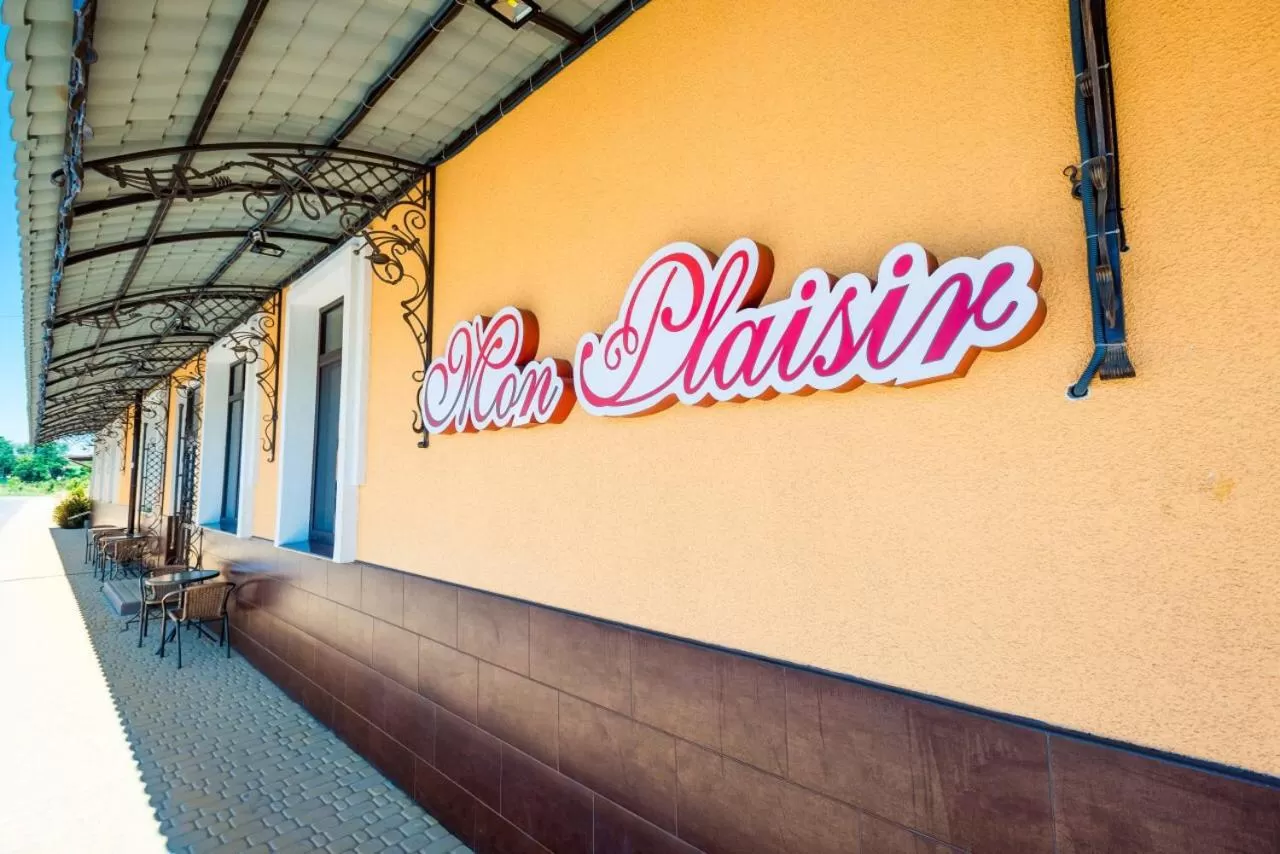 Property Logo/Sign in Mon Plaisir