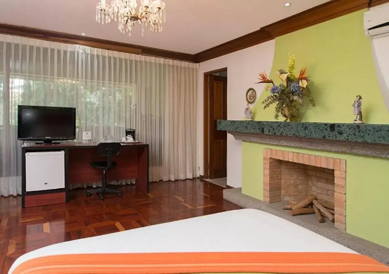 Photo of the whole room, TV/Entertainment Center in Terrazas de Golf Boutique Hotel